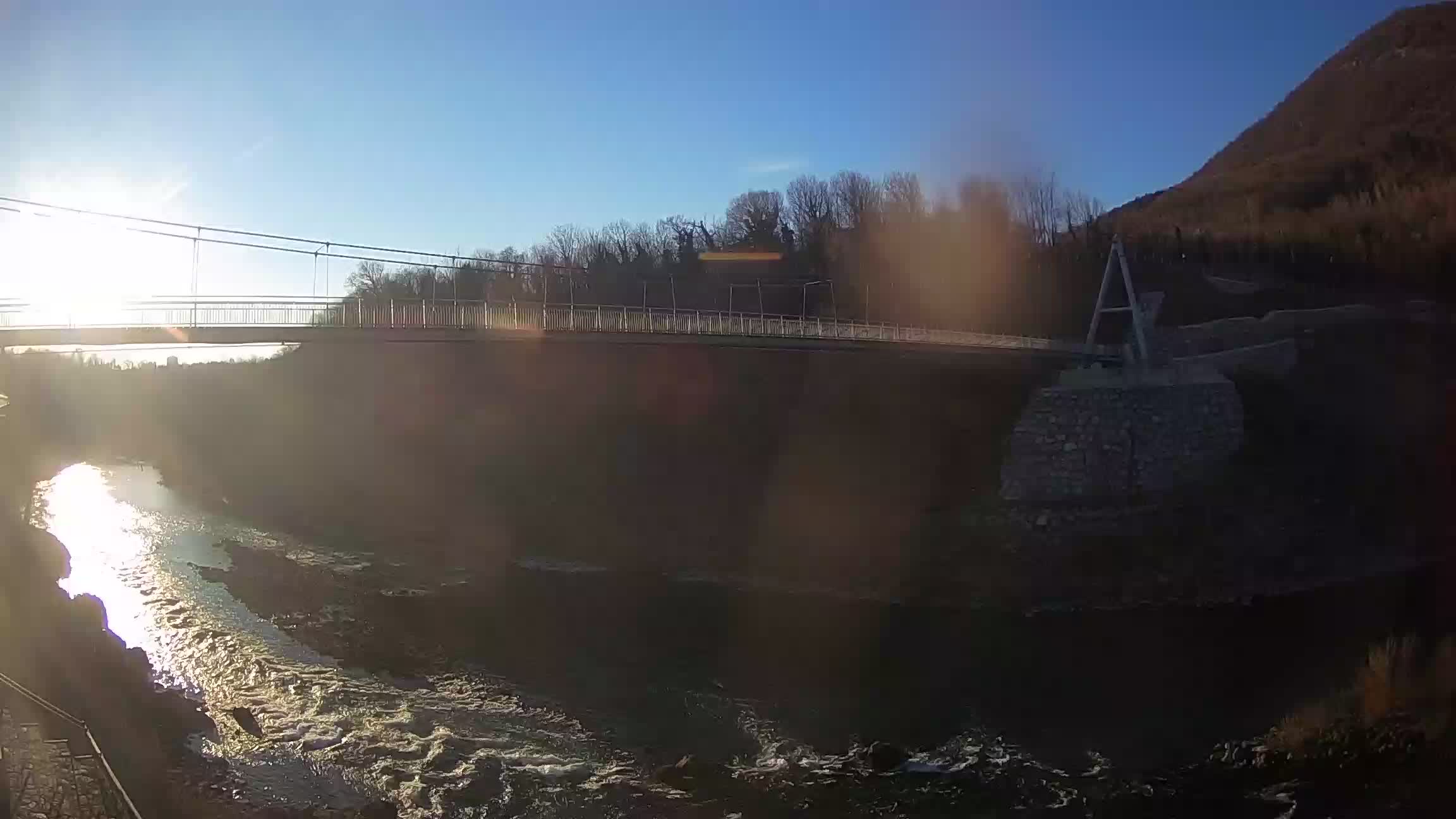 Fußgängerbrücke auf der Soča fluss Webcam Solkan