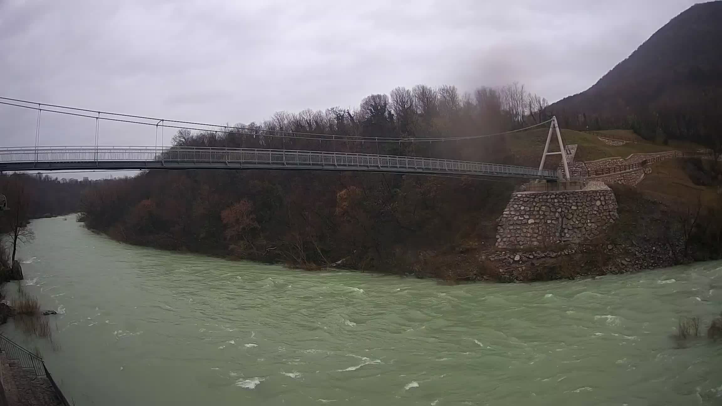 Fußgängerbrücke auf der Soča fluss Webcam Solkan