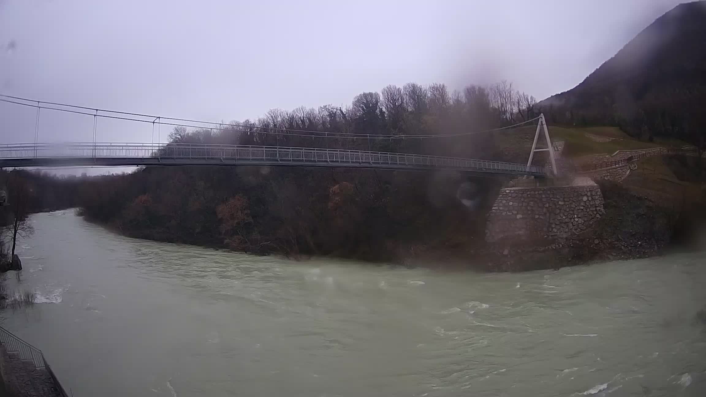 Fußgängerbrücke auf der Soča fluss Webcam Solkan