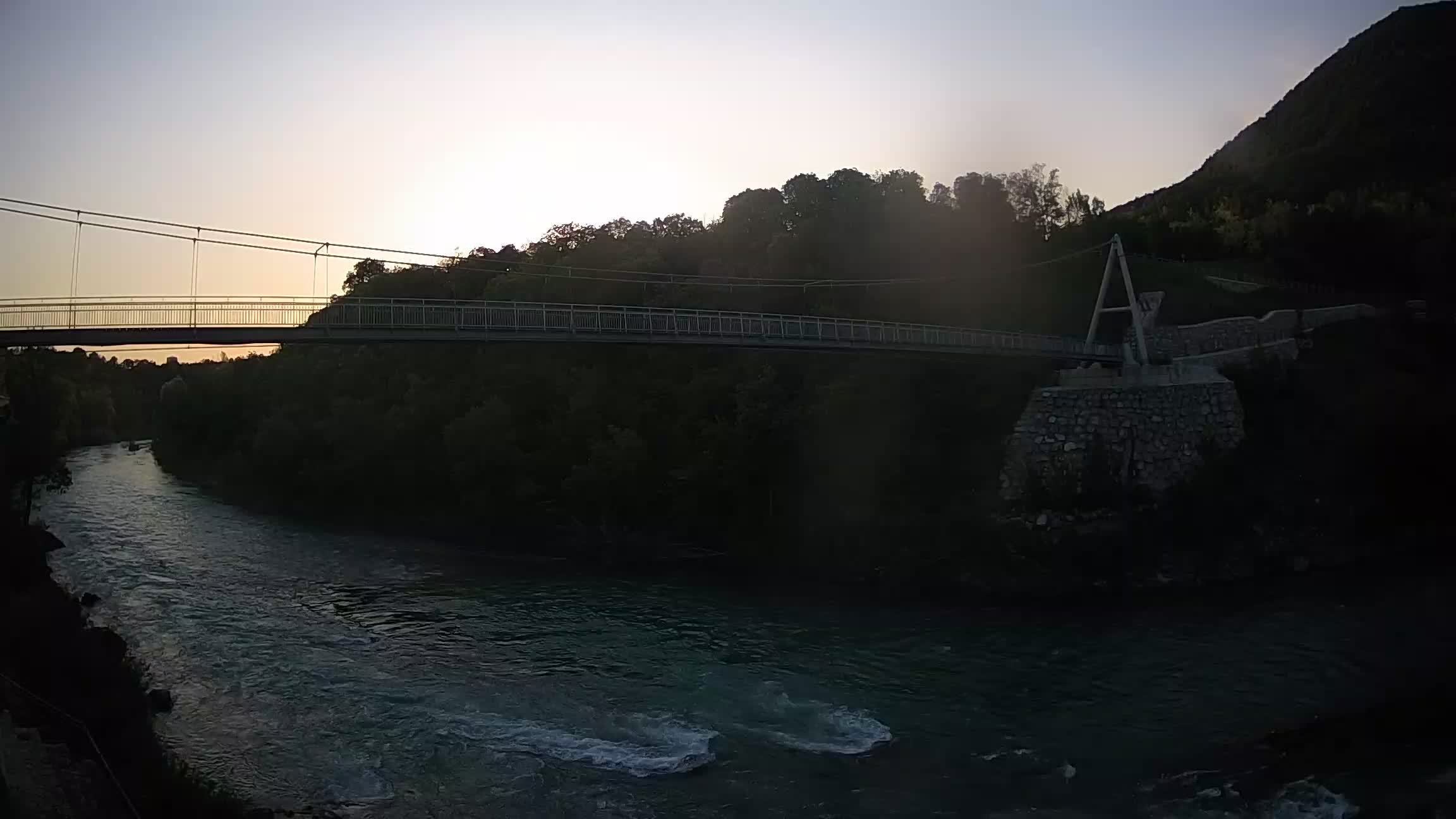 Fußgängerbrücke auf der Soča fluss Webcam Solkan