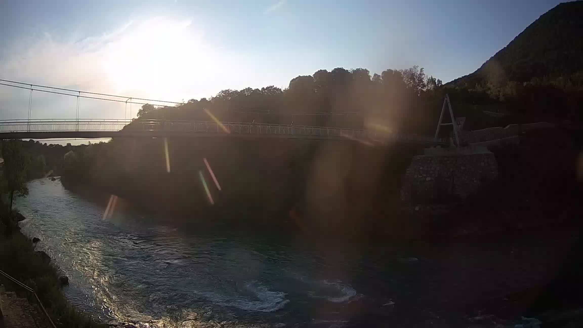 Fußgängerbrücke auf der Soča fluss Webcam Solkan