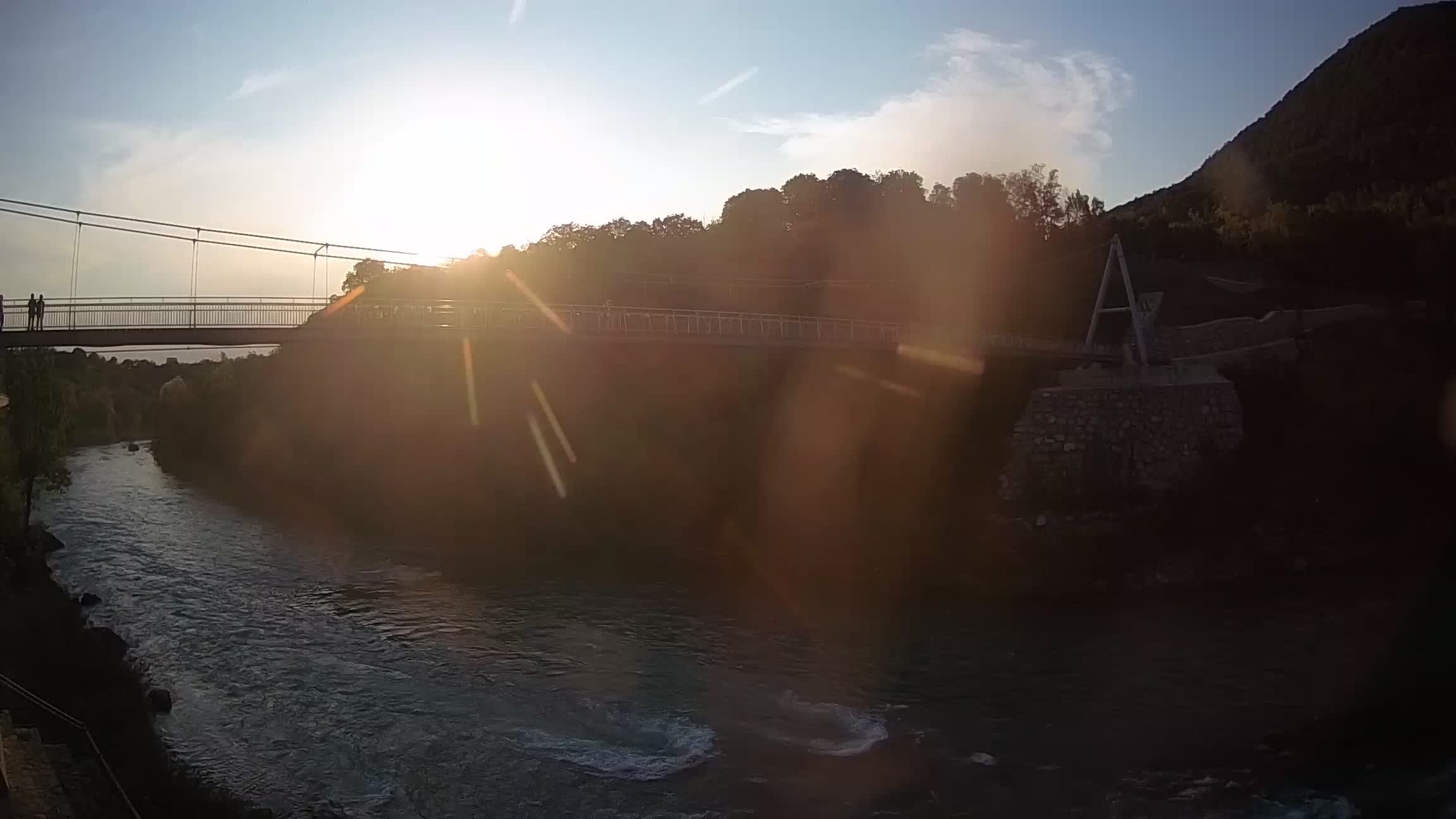 Fußgängerbrücke auf der Soča fluss Webcam Solkan