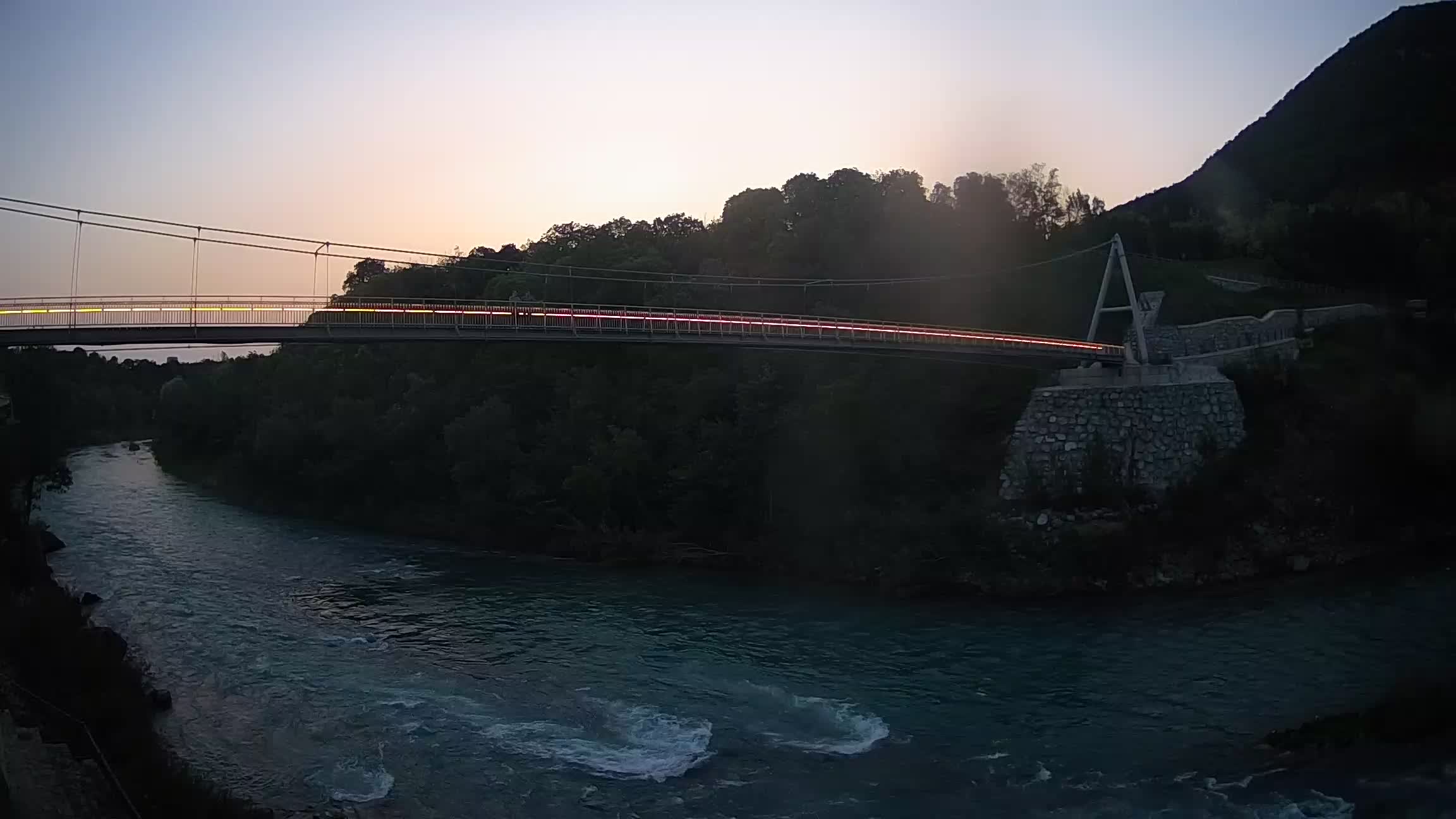 Fußgängerbrücke auf der Soča fluss Webcam Solkan