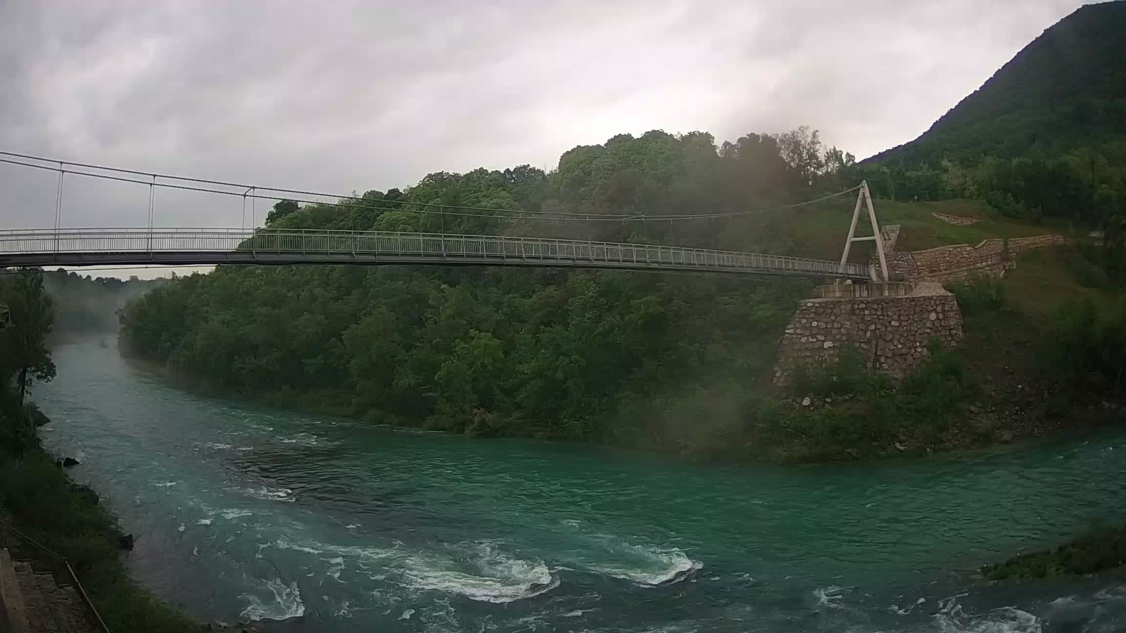Fußgängerbrücke auf der Soča fluss Webcam Solkan