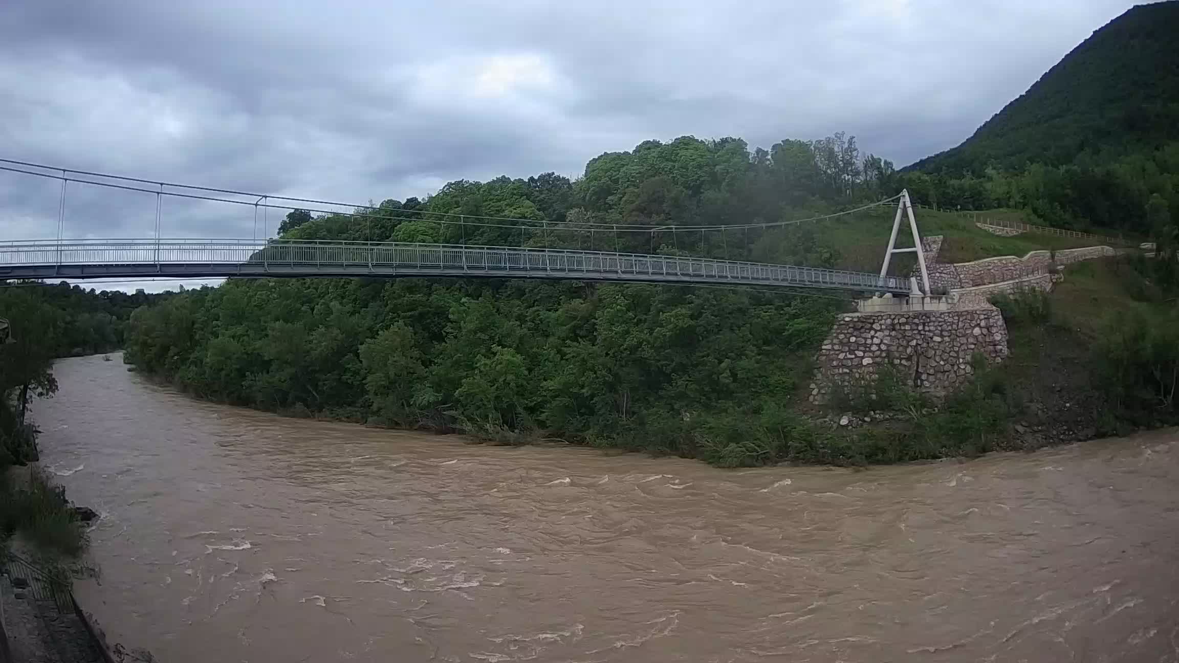 Fußgängerbrücke auf der Soča fluss Webcam Solkan