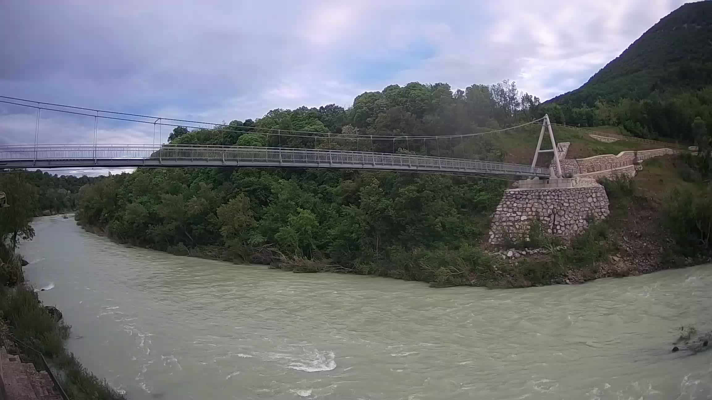 Fußgängerbrücke auf der Soča fluss Webcam Solkan
