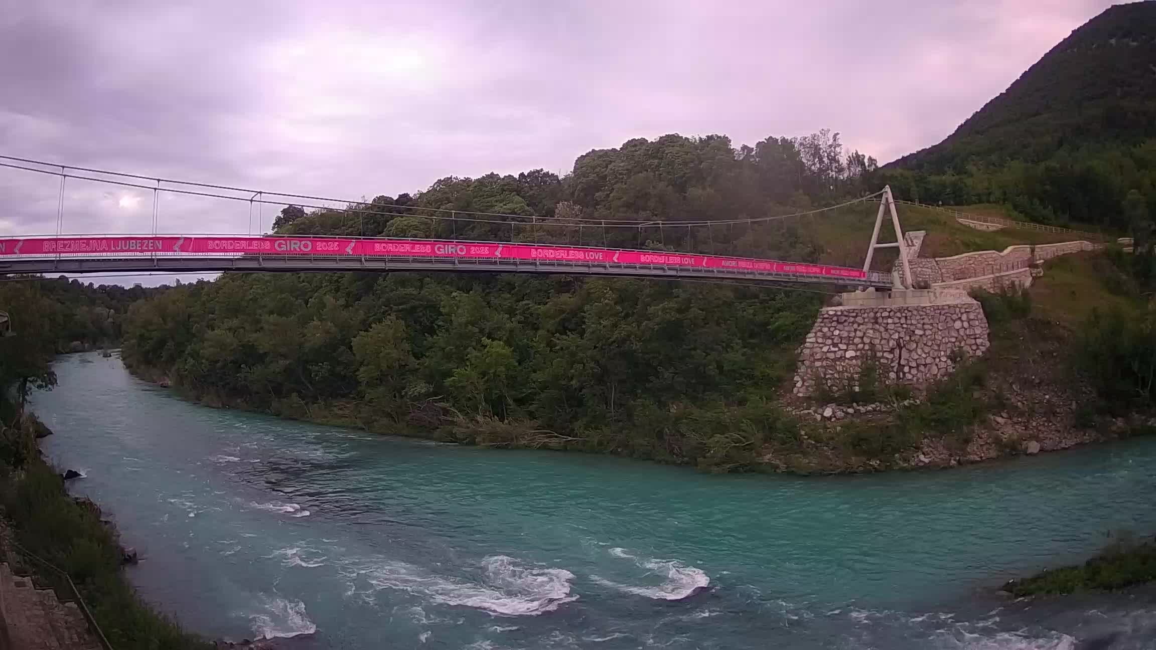 Fußgängerbrücke auf der Soča fluss Webcam Solkan