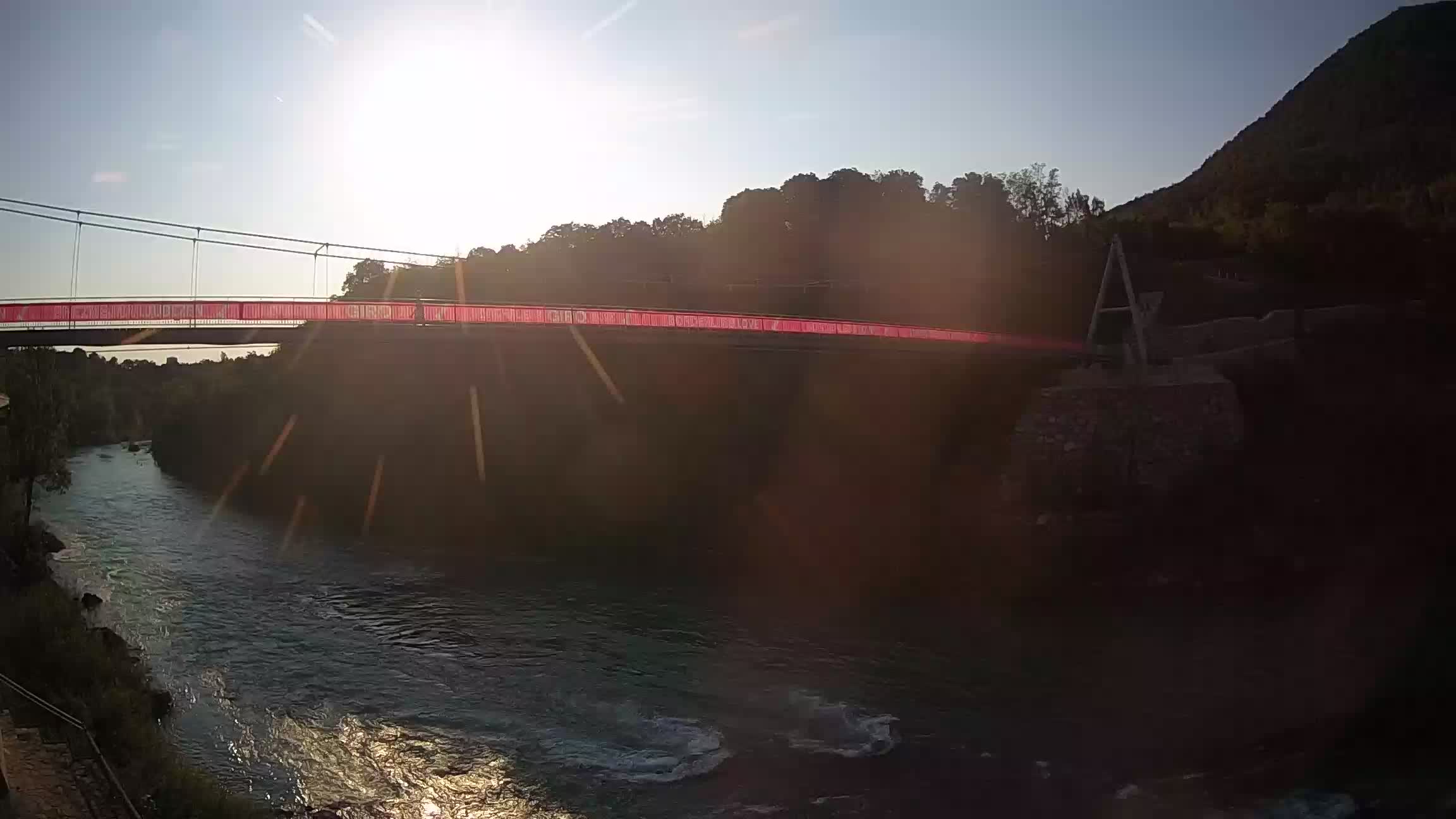 Fußgängerbrücke auf der Soča fluss Webcam Solkan