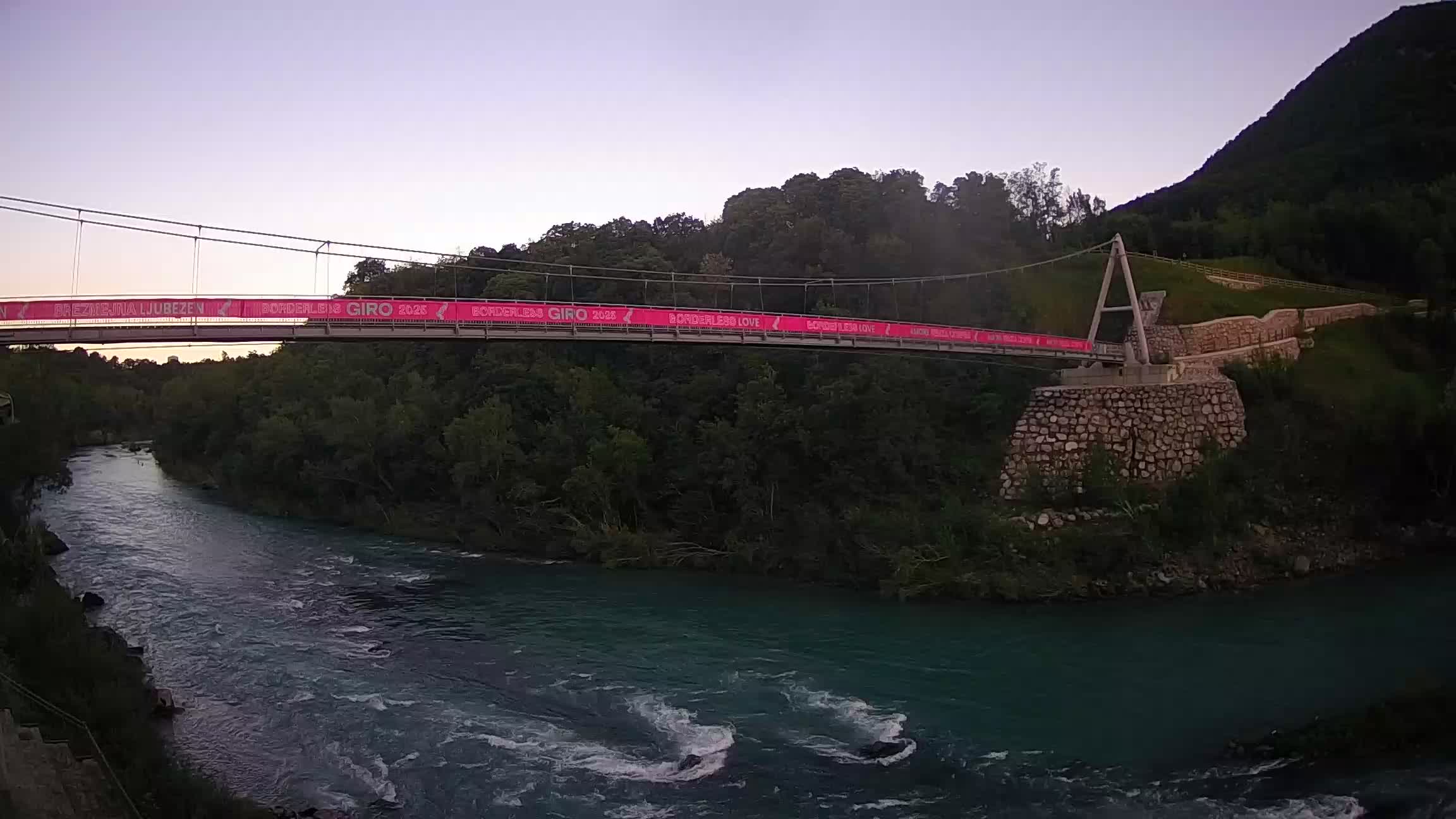 Fußgängerbrücke auf der Soča fluss Webcam Solkan