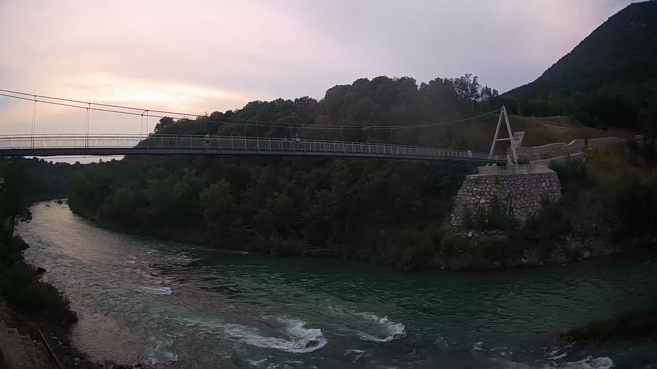 Fußgängerbrücke auf der Soča fluss Webcam Solkan