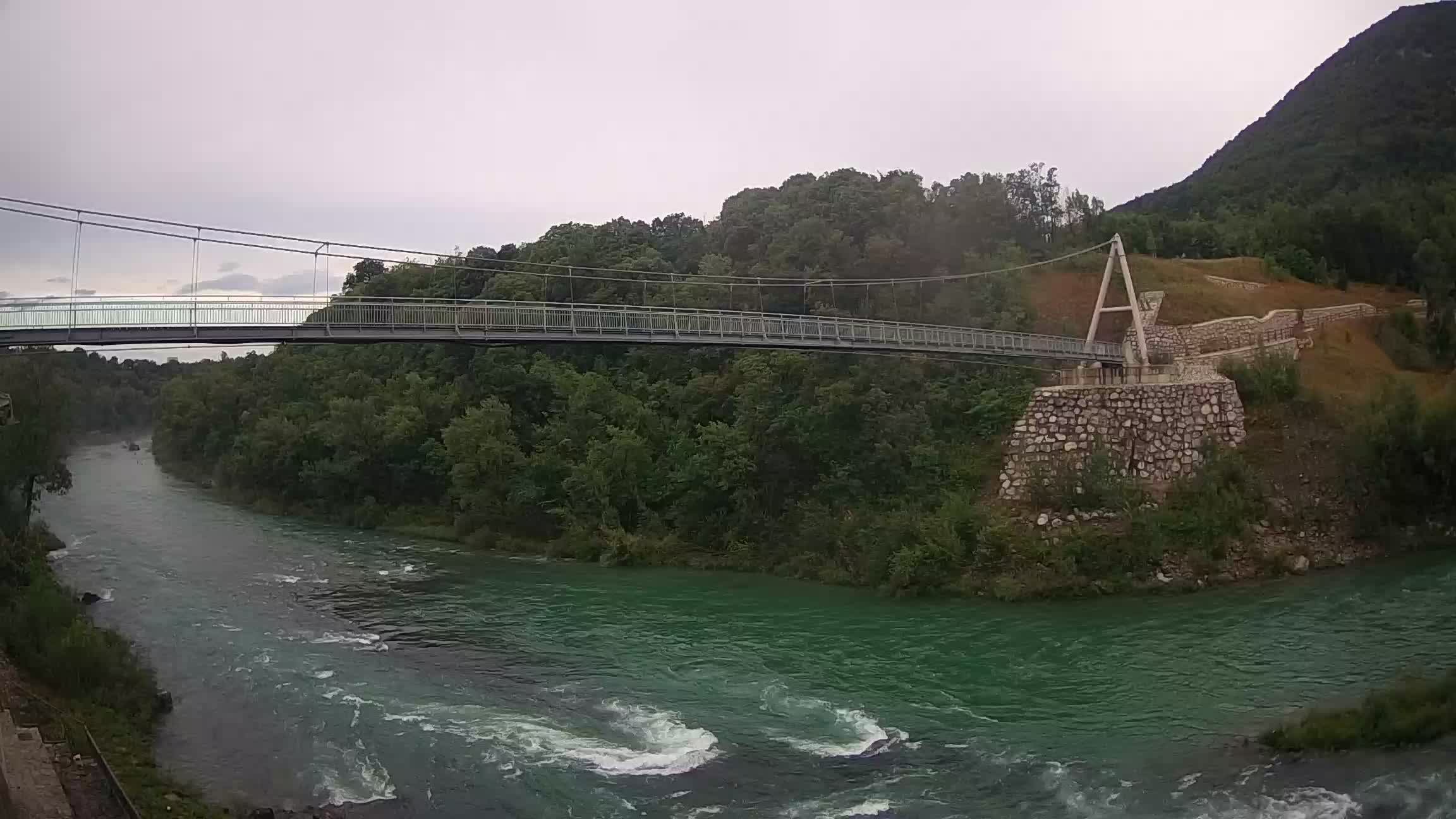 Fußgängerbrücke auf der Soča fluss Webcam Solkan