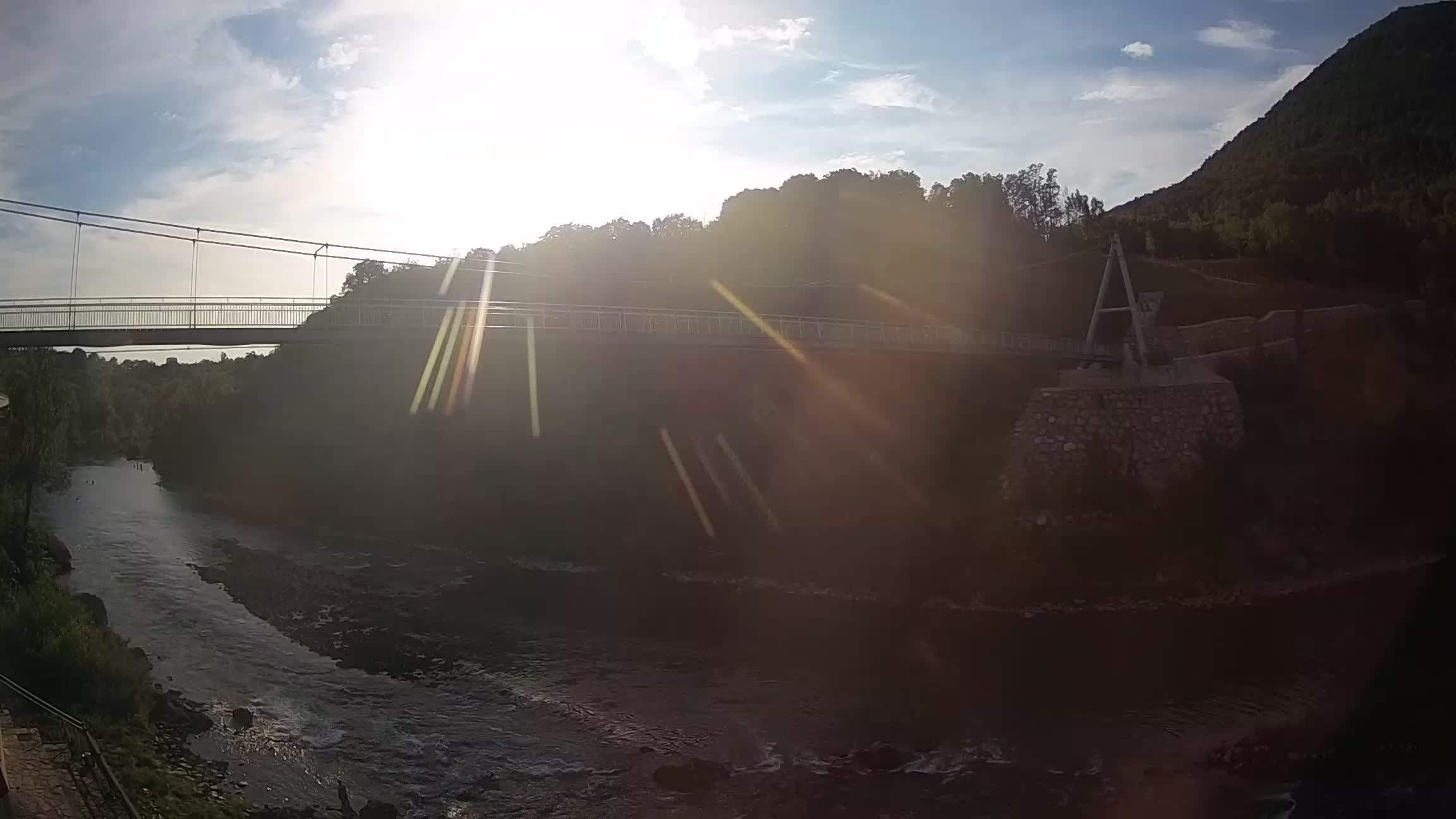 Fußgängerbrücke auf der Soča fluss Webcam Solkan