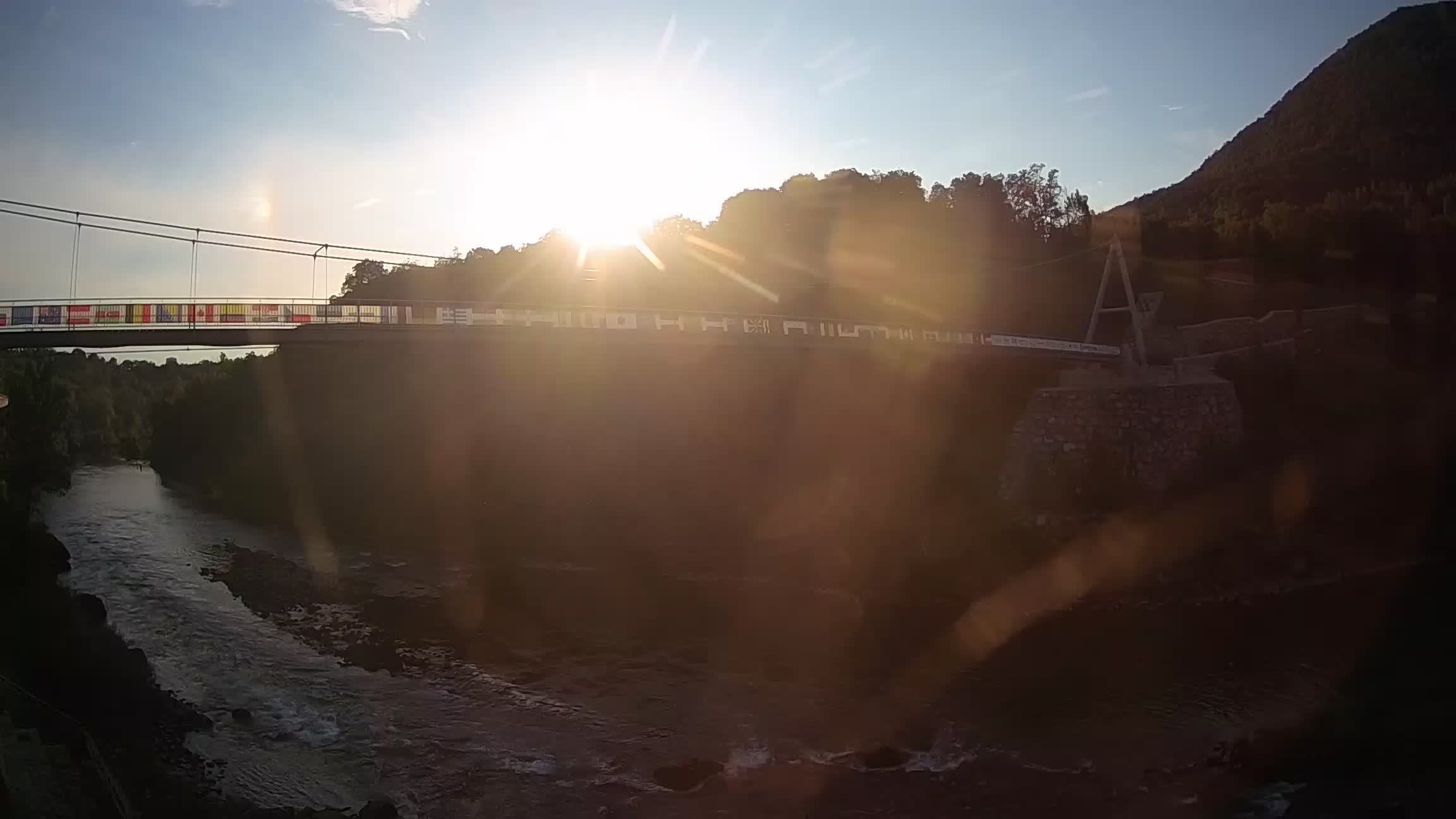 Fußgängerbrücke auf der Soča fluss Webcam Solkan