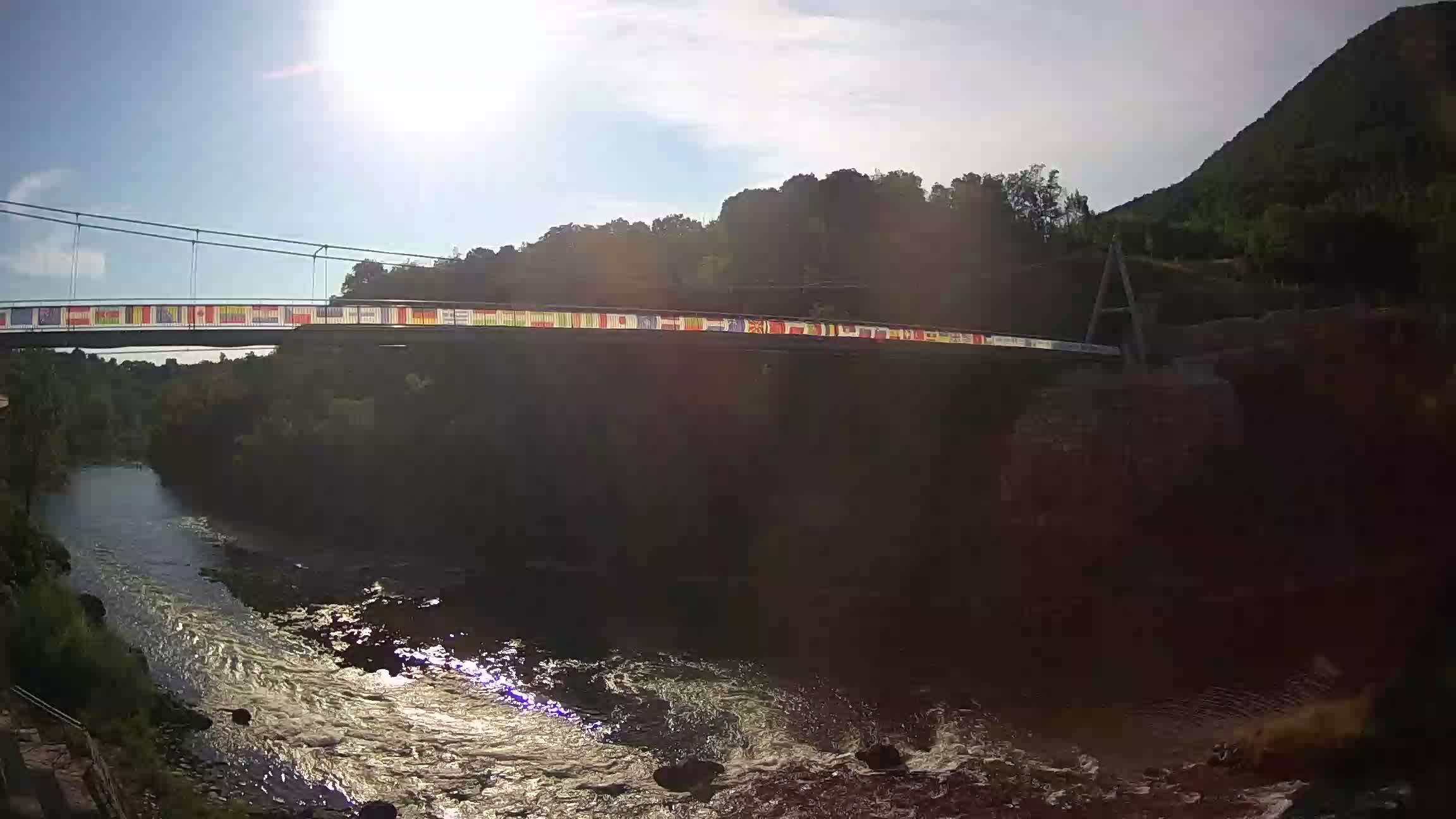 Fußgängerbrücke auf der Soča fluss Webcam Solkan