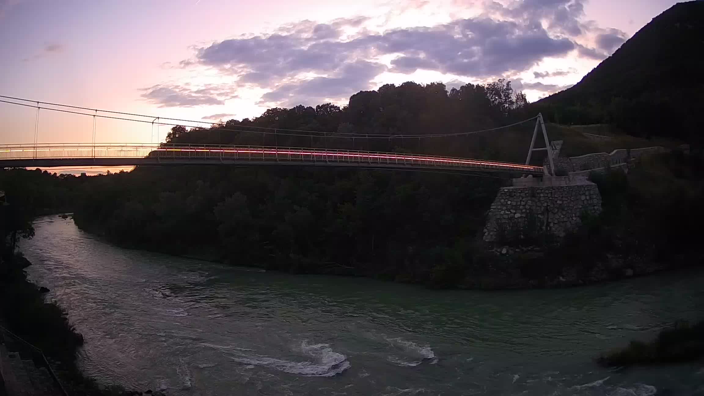 Fußgängerbrücke auf der Soča fluss Webcam Solkan