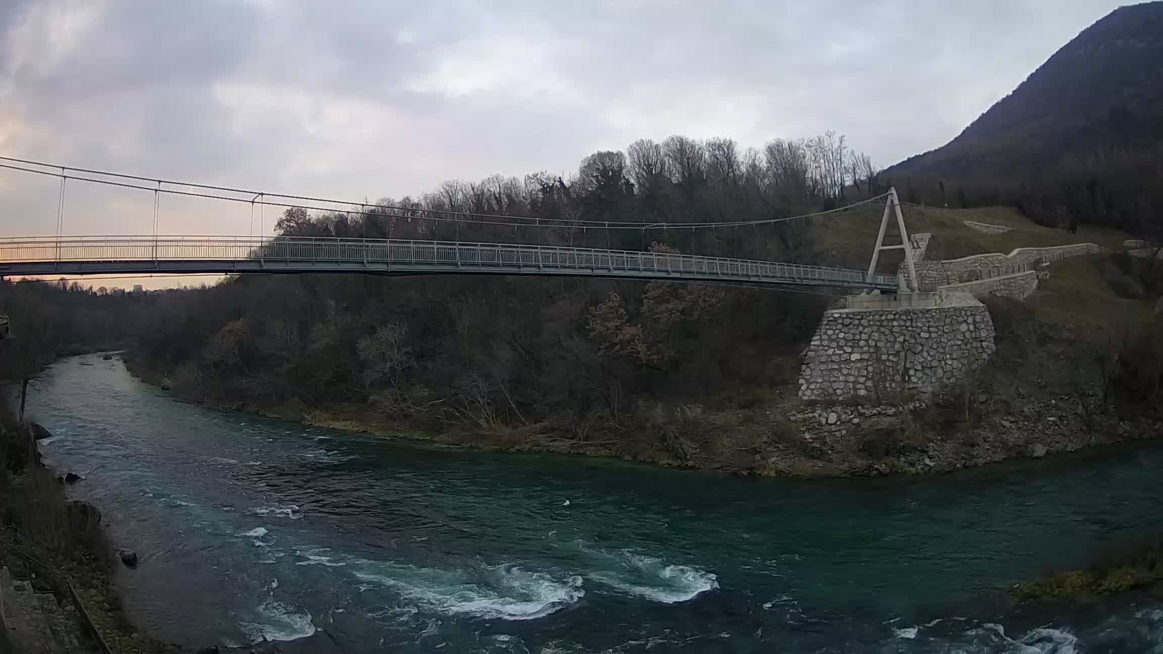 Fußgängerbrücke auf der Soča fluss Webcam Solkan