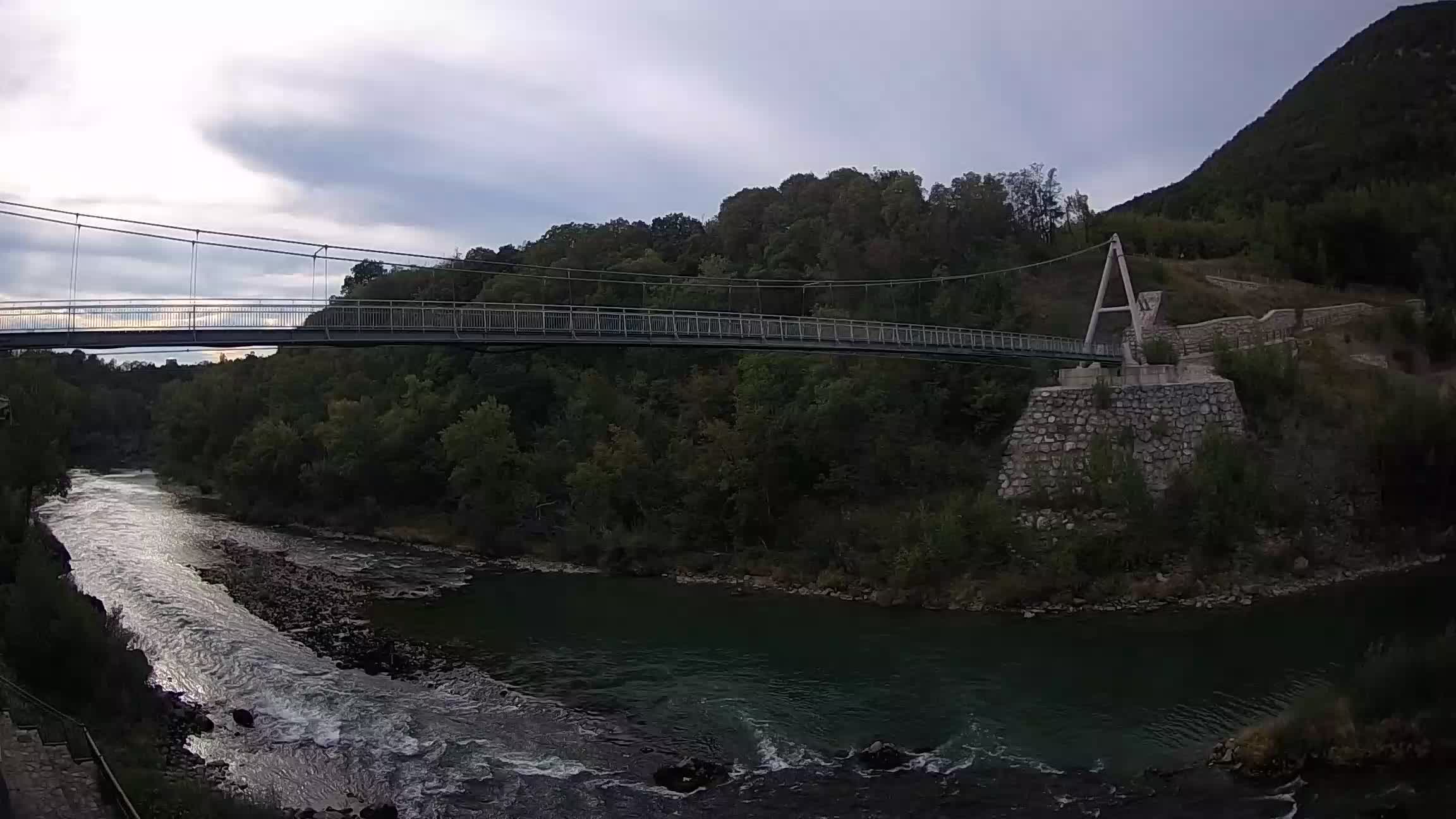 Fußgängerbrücke auf der Soča fluss Webcam Solkan