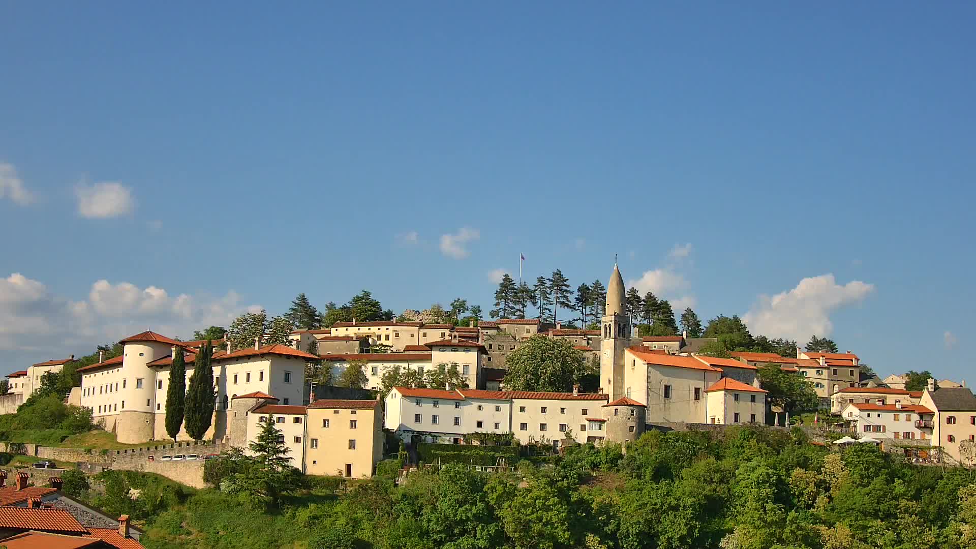 Štanjel v Živo: Odkrijte Srce Krasa