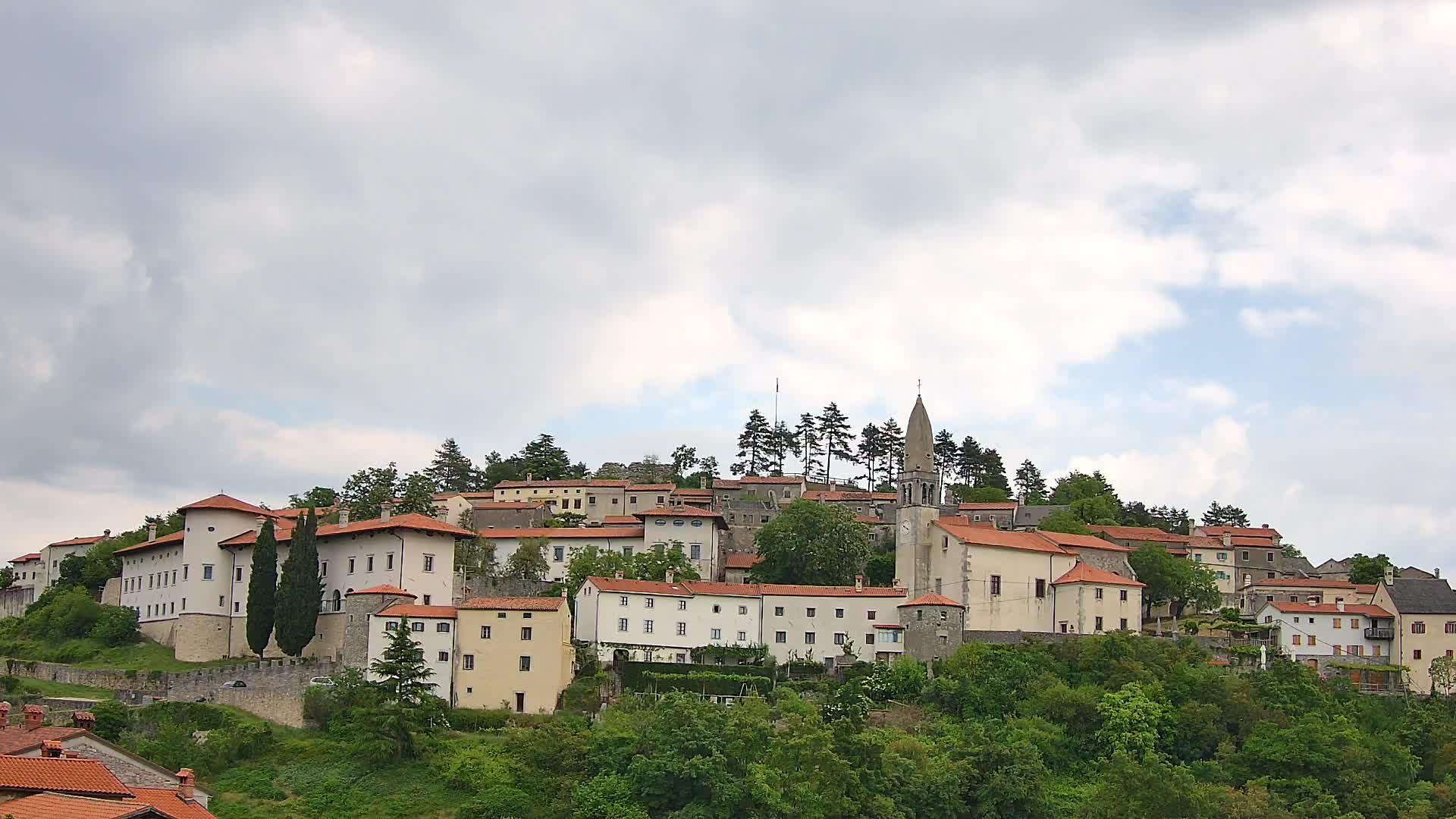 Štanjel v Živo: Odkrijte Srce Krasa