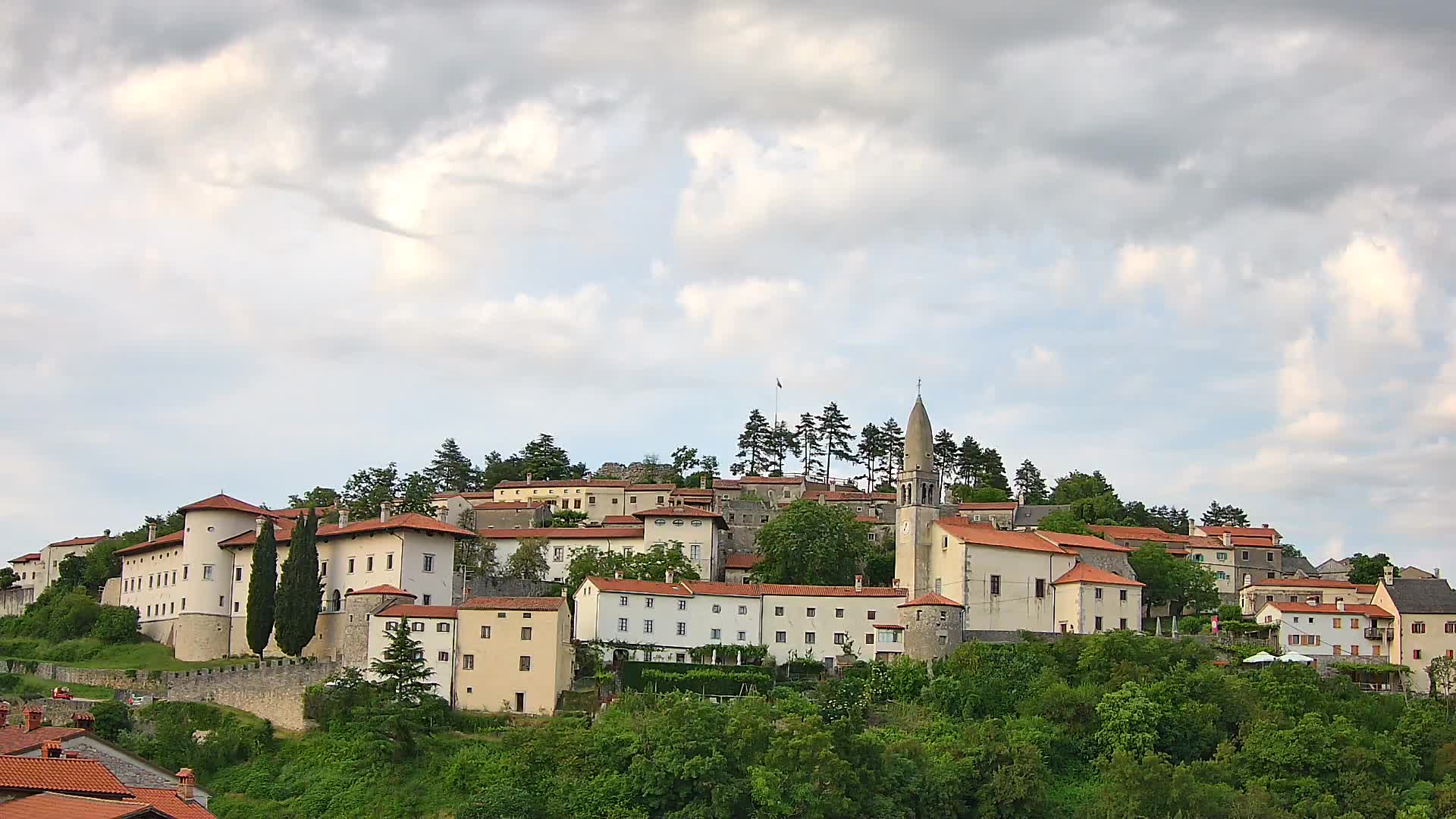 Štanjel v Živo: Odkrijte Srce Krasa