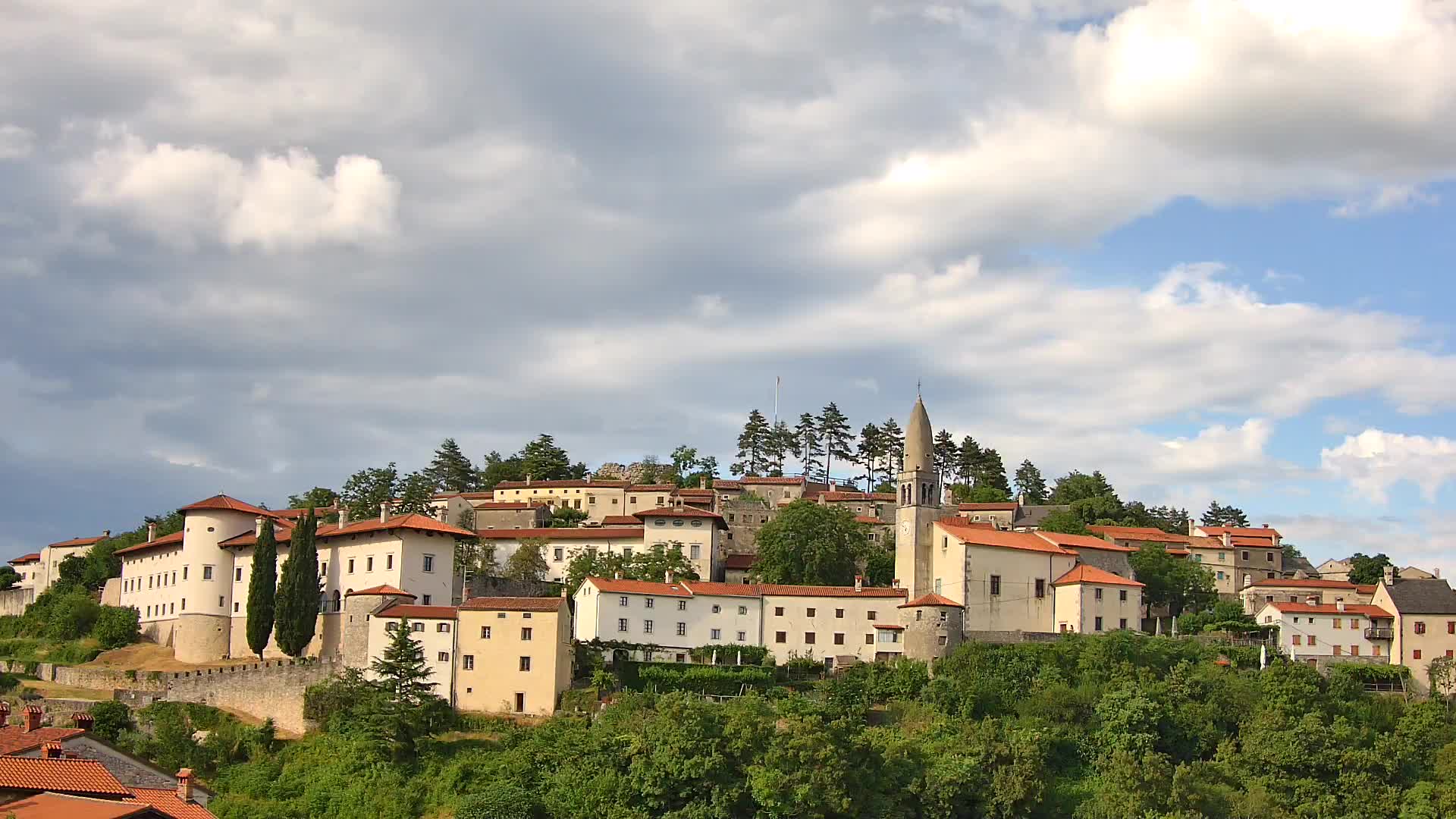 Štanjel v Živo: Odkrijte Srce Krasa