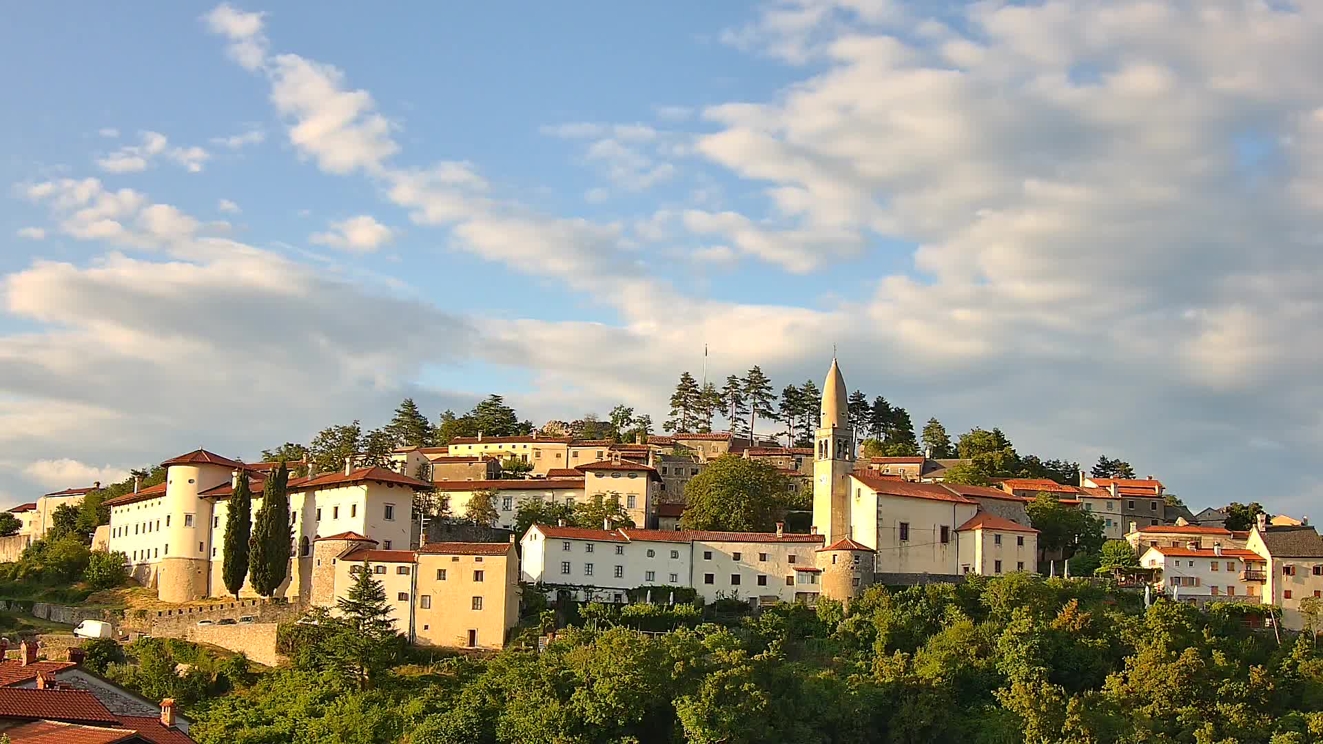 Štanjel v Živo: Odkrijte Srce Krasa