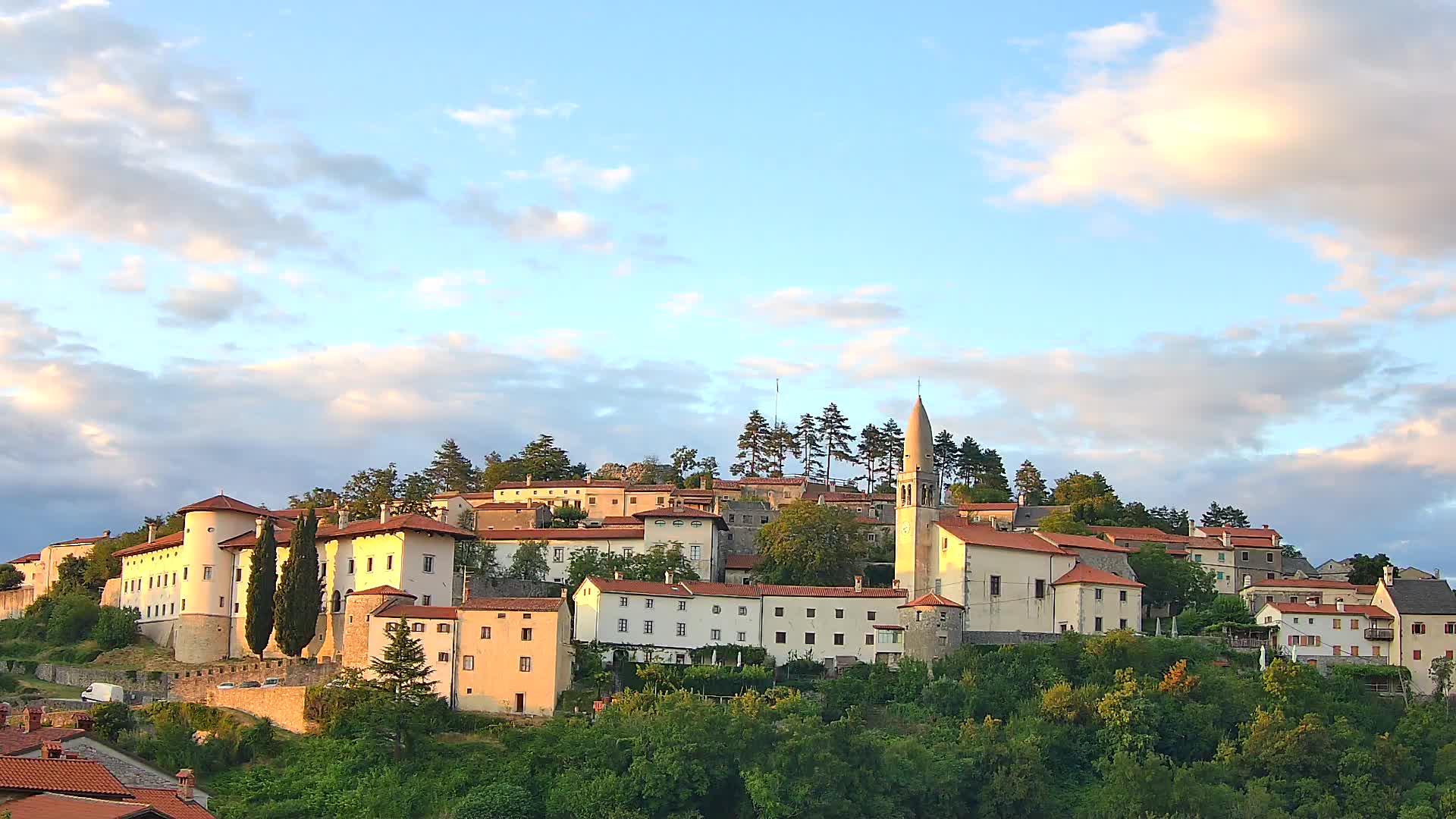 Štanjel v Živo: Odkrijte Srce Krasa