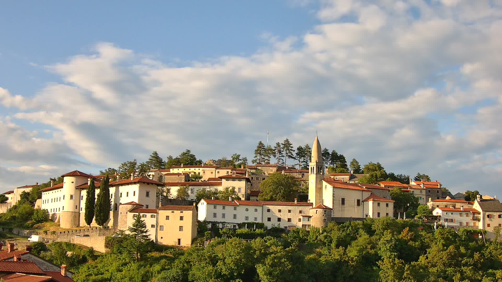 Štanjel v Živo: Odkrijte Srce Krasa