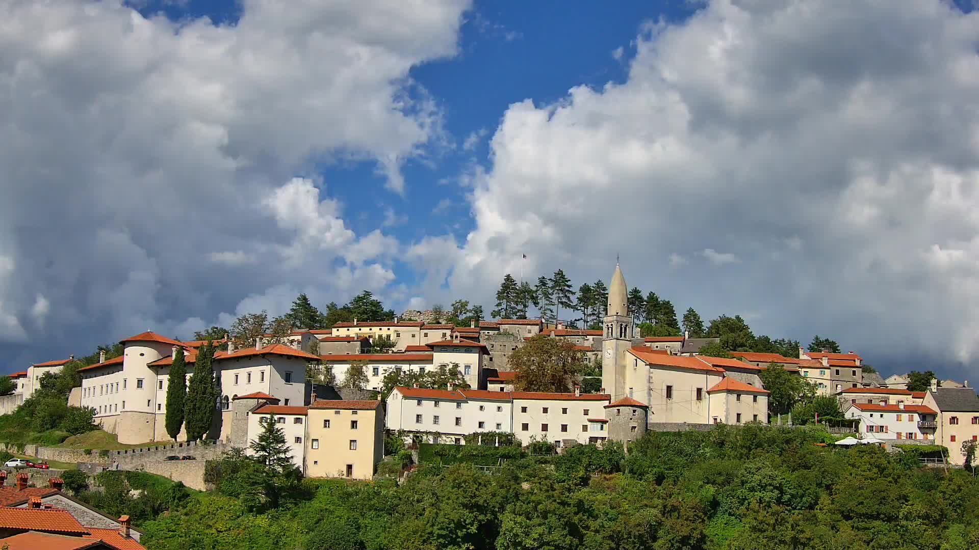Štanjel v Živo: Odkrijte Srce Krasa