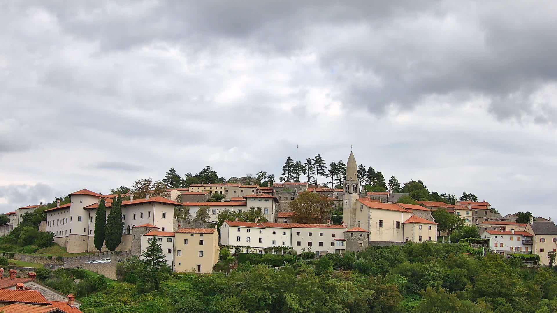 Štanjel v Živo: Odkrijte Srce Krasa