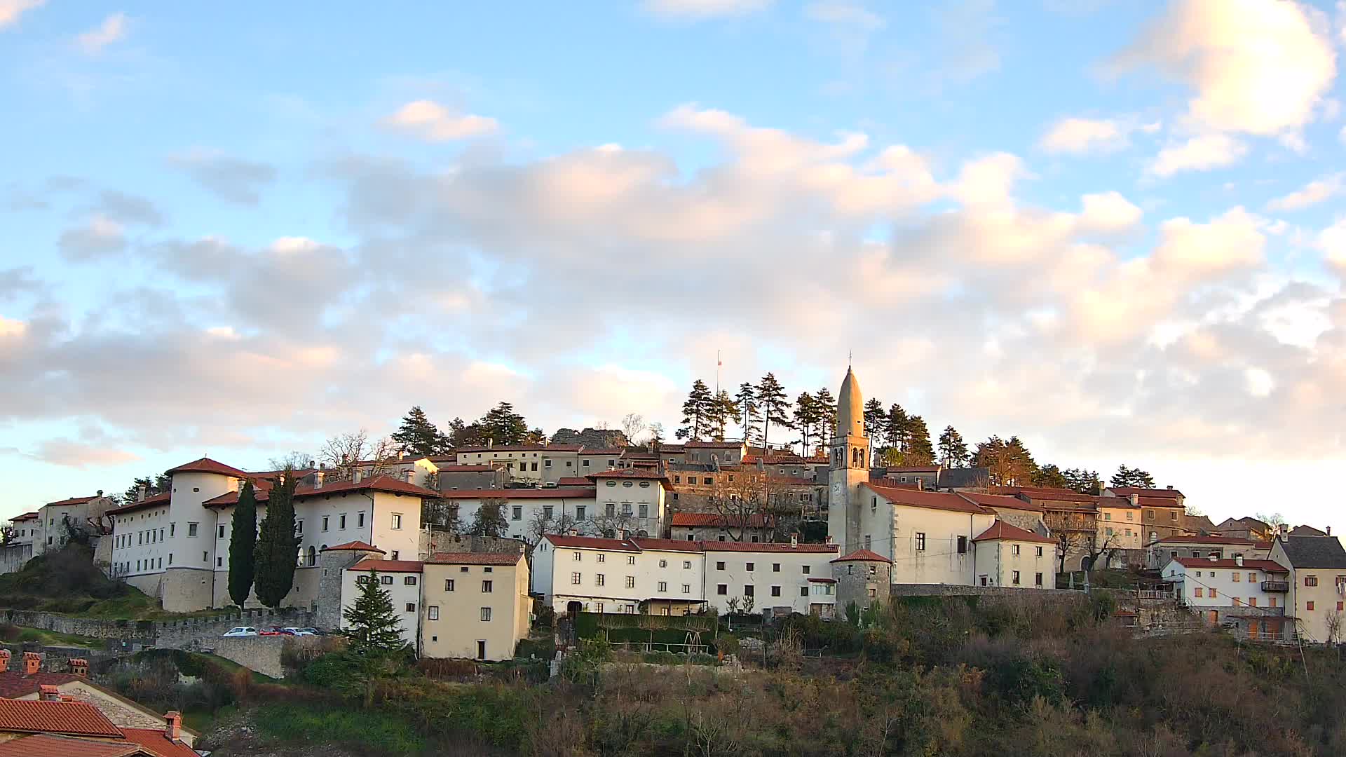 Štanjel v Živo: Odkrijte Srce Krasa