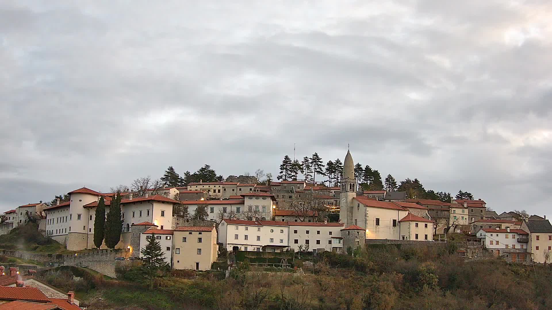 Štanjel v Živo: Odkrijte Srce Krasa