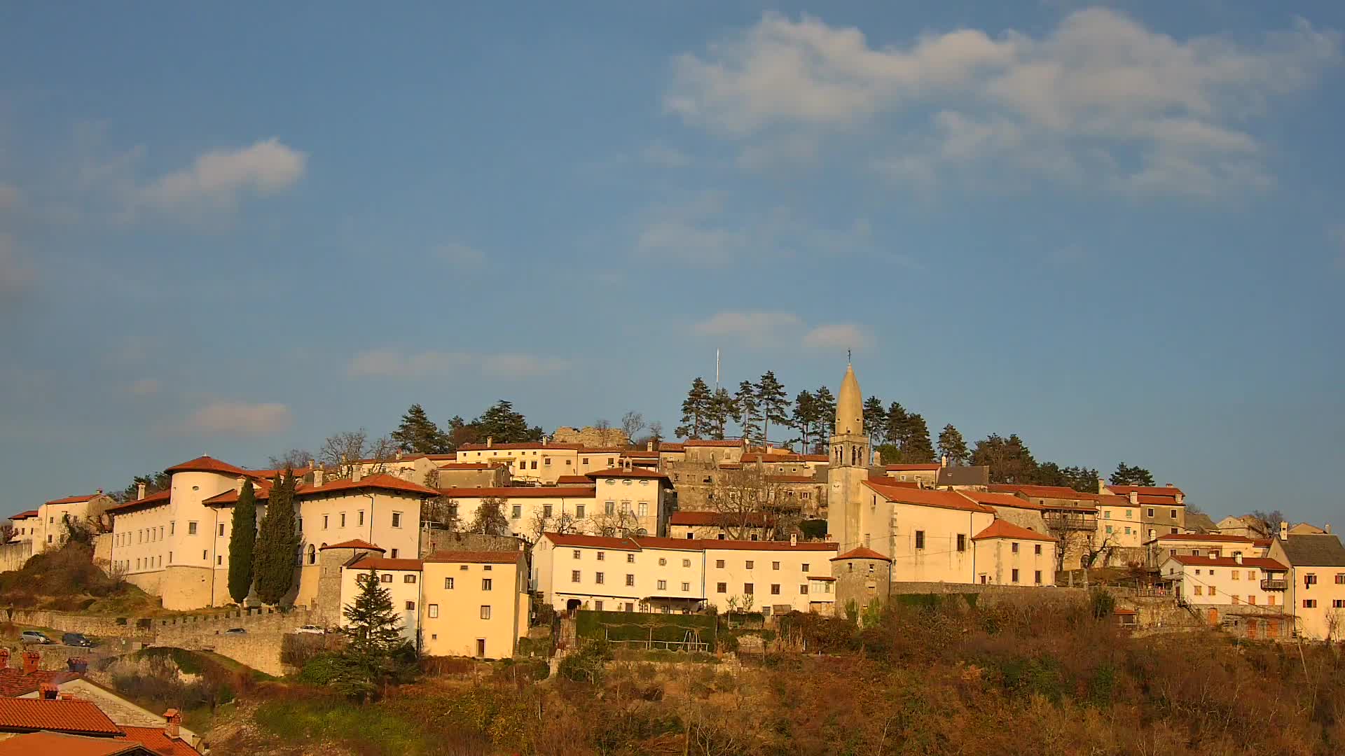 Štanjel v Živo: Odkrijte Srce Krasa