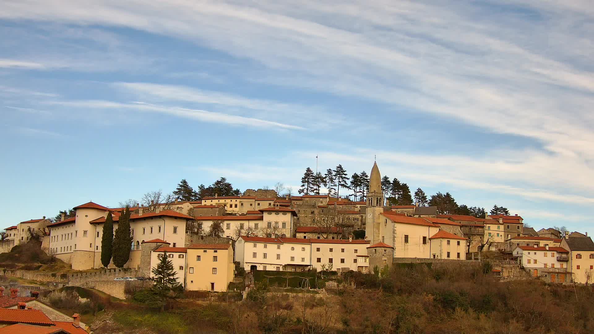 Štanjel v Živo: Odkrijte Srce Krasa