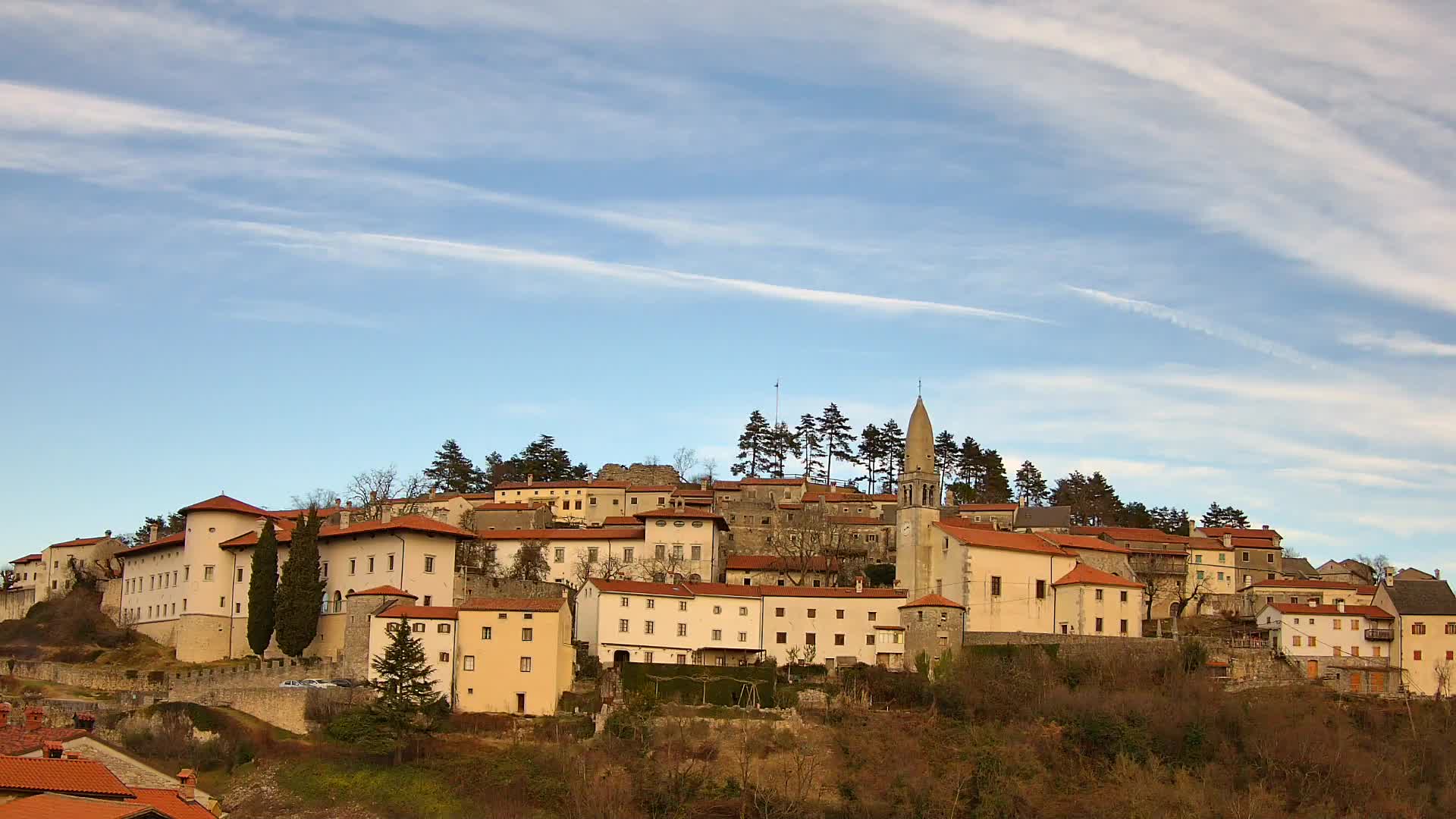 Štanjel v Živo: Odkrijte Srce Krasa