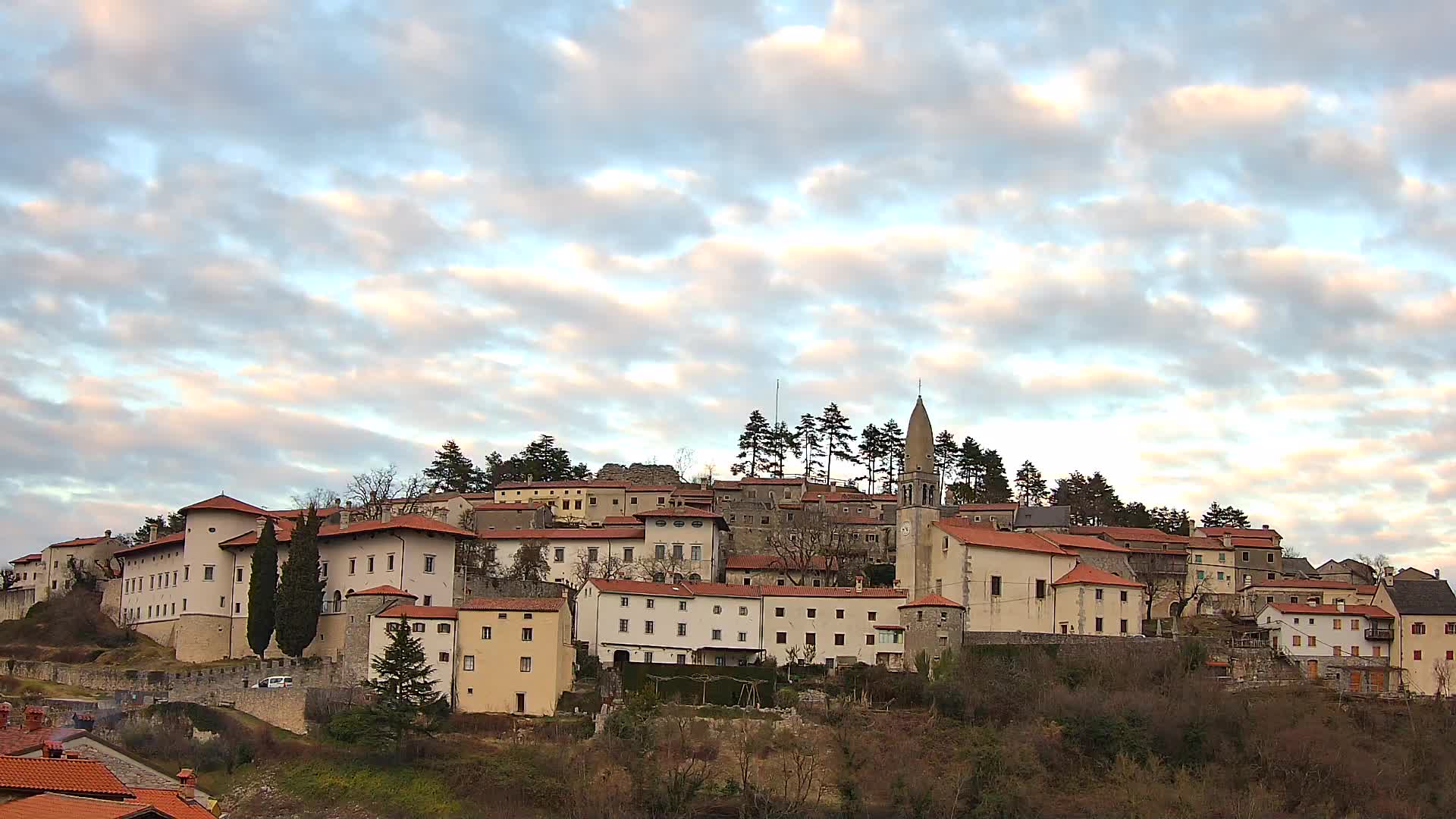 Štanjel v Živo: Odkrijte Srce Krasa