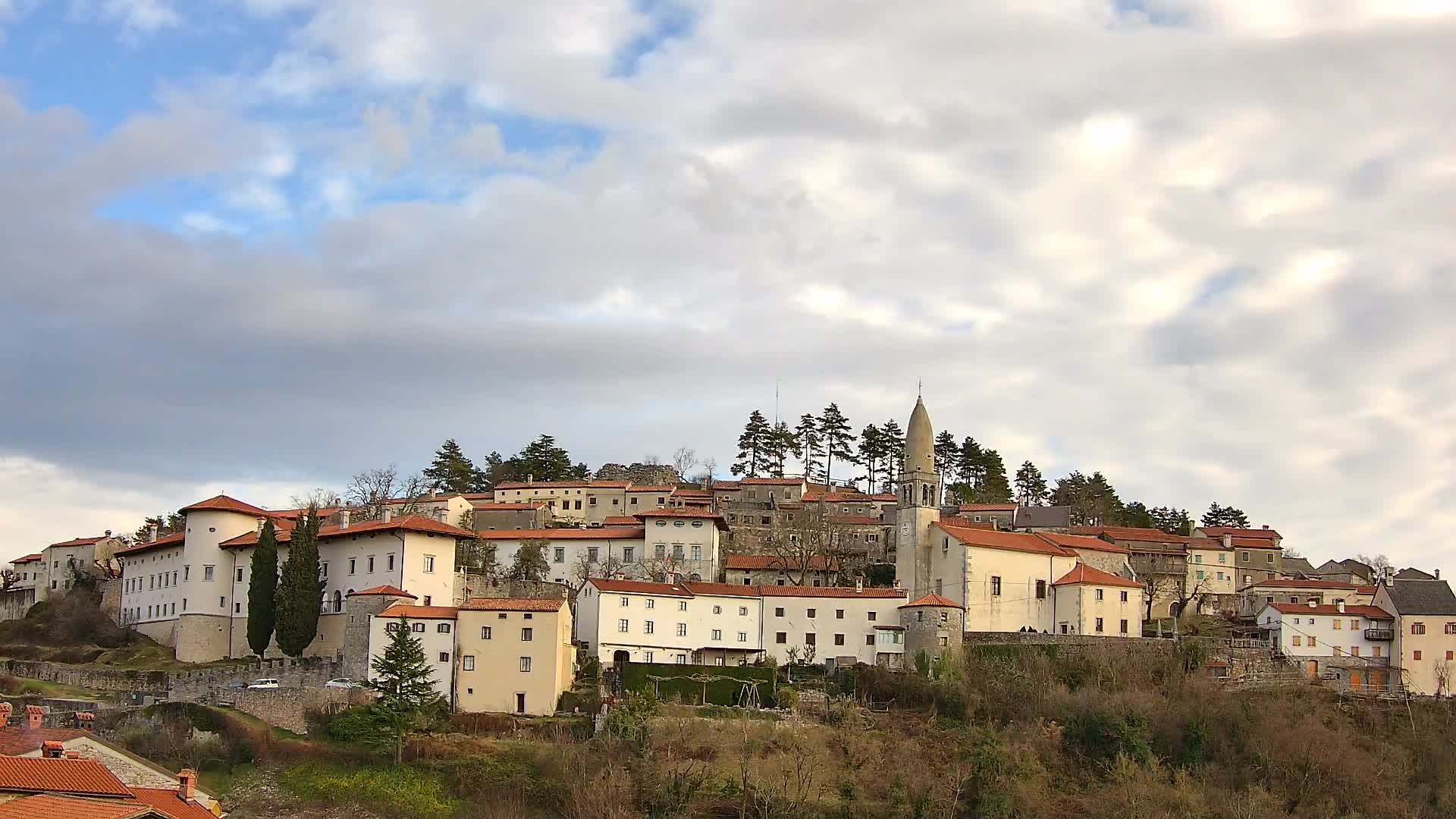 Štanjel v Živo: Odkrijte Srce Krasa