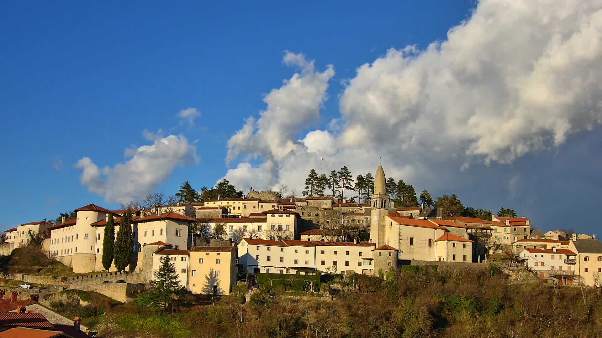 Štanjel v Živo: Odkrijte Srce Krasa