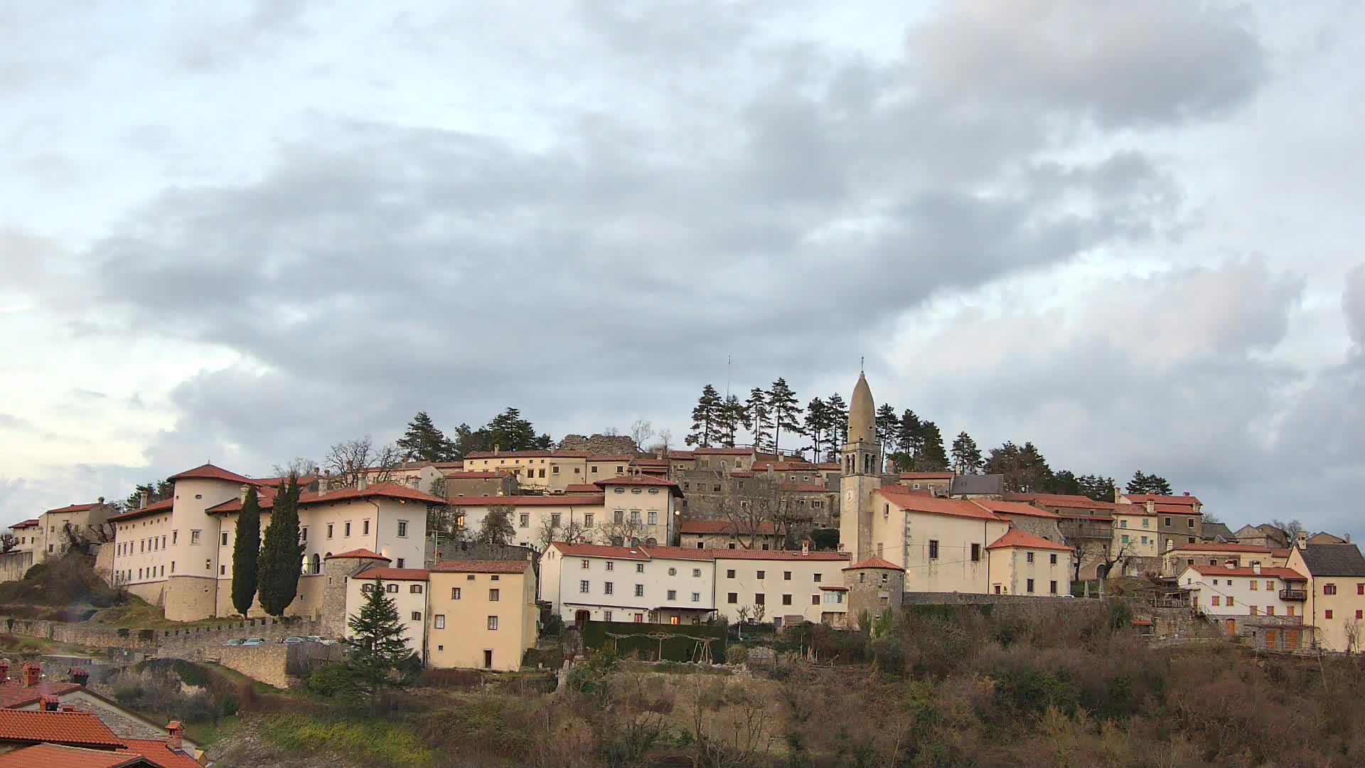 Štanjel v Živo: Odkrijte Srce Krasa