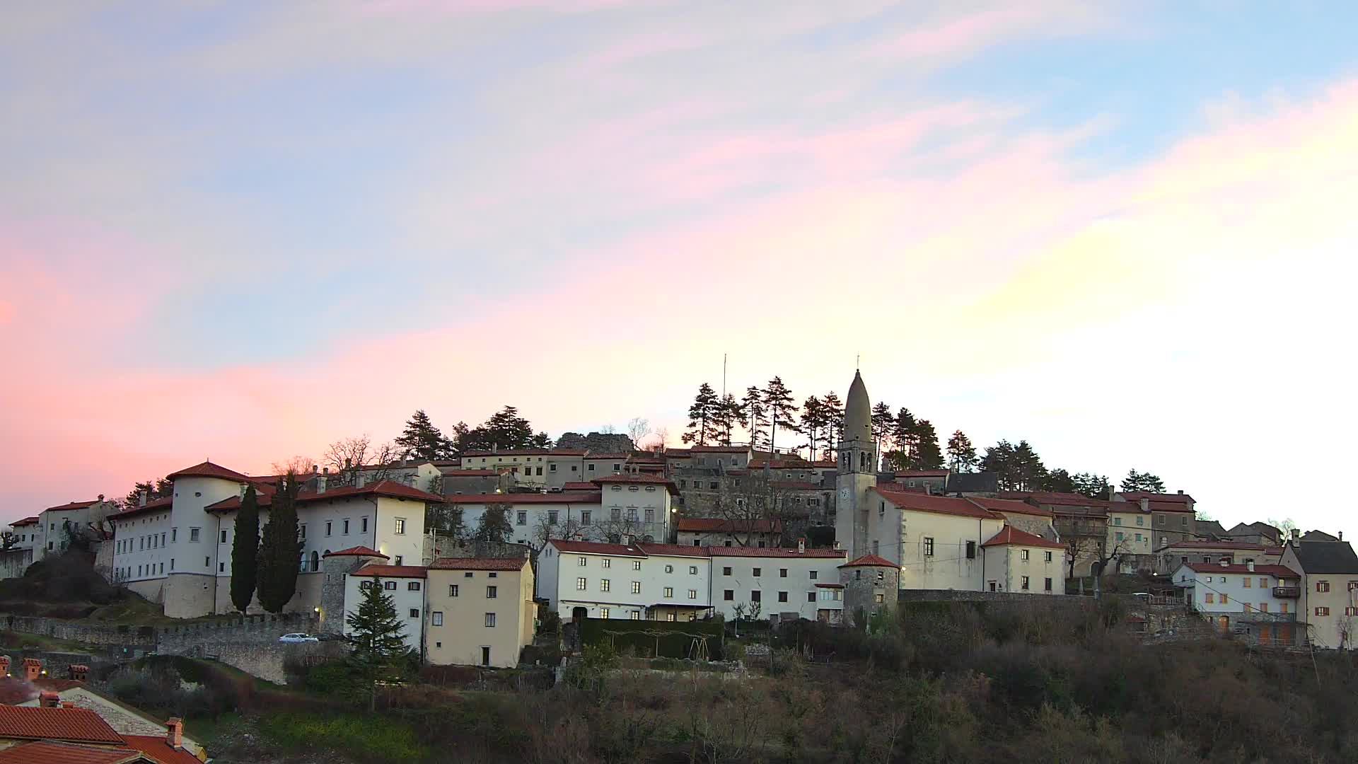 Štanjel v Živo: Odkrijte Srce Krasa