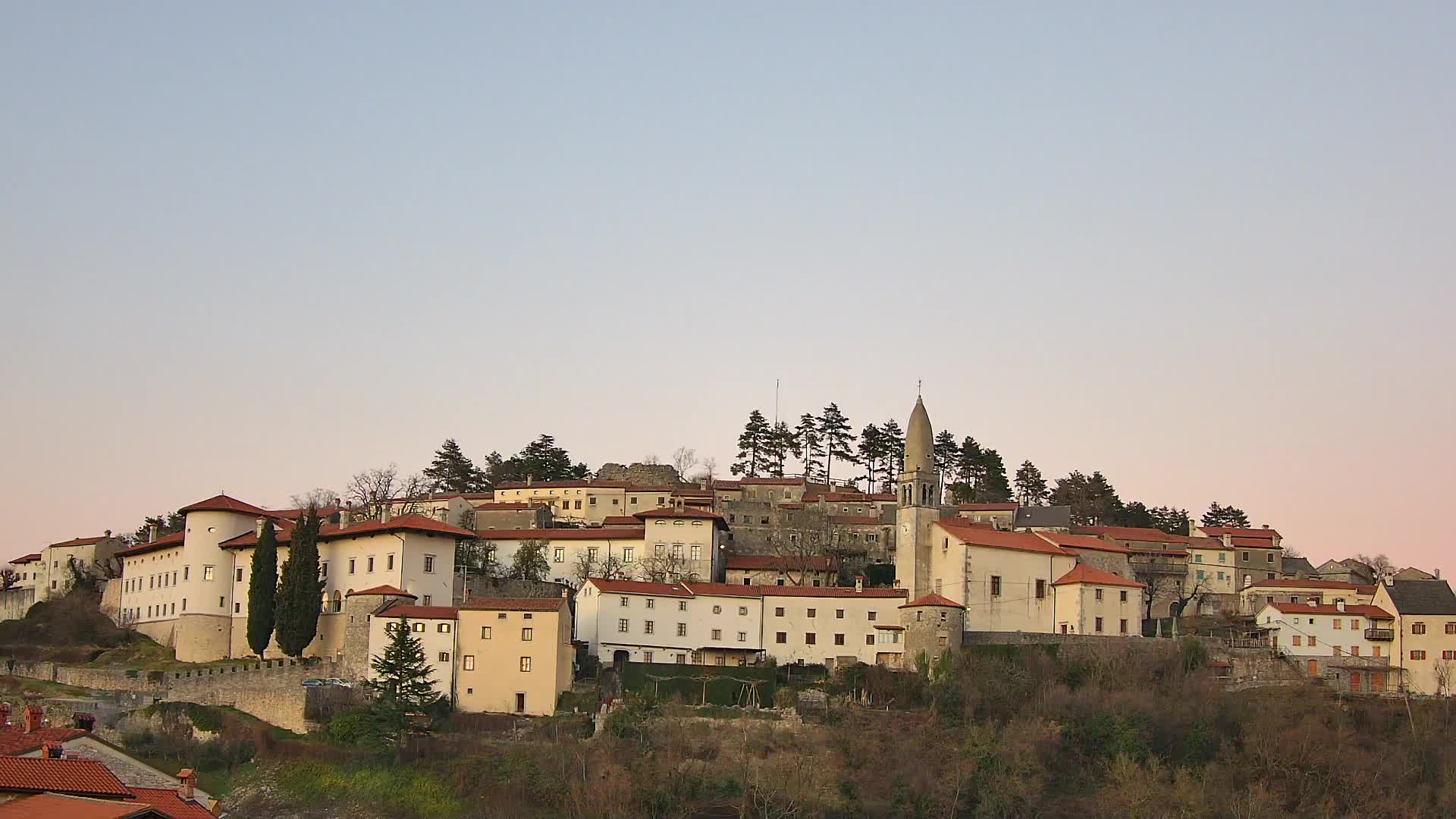 Štanjel v Živo: Odkrijte Srce Krasa