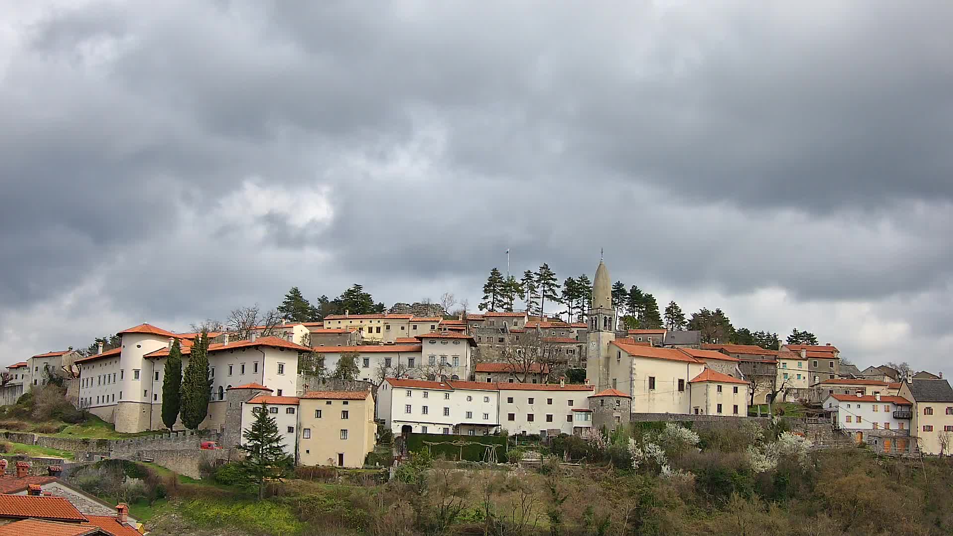 Štanjel v Živo: Odkrijte Srce Krasa