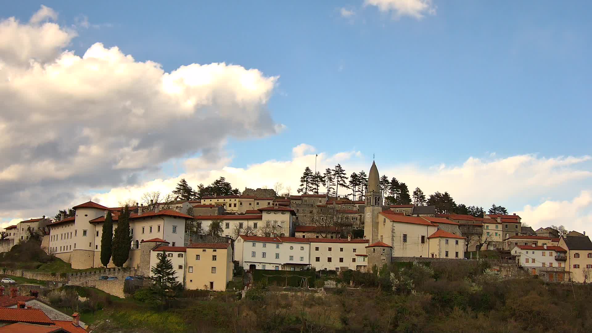 Štanjel v Živo: Odkrijte Srce Krasa