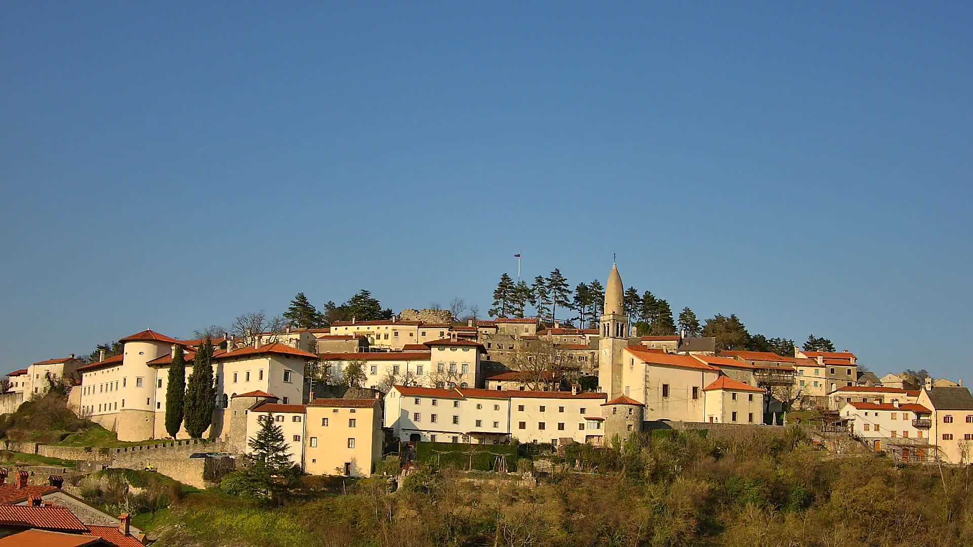 Štanjel v Živo: Odkrijte Srce Krasa