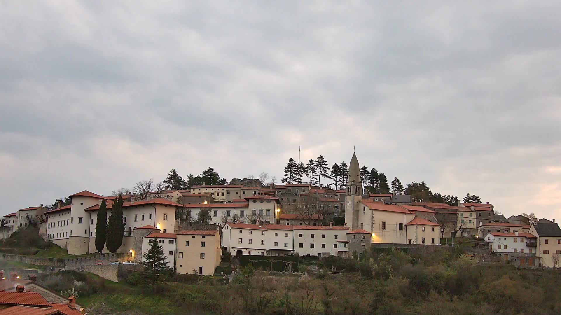 Štanjel v Živo: Odkrijte Srce Krasa