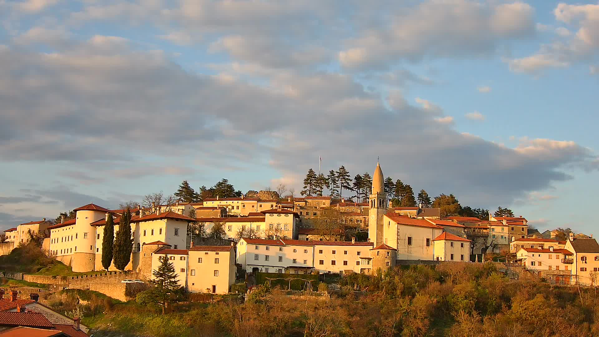 Štanjel v Živo: Odkrijte Srce Krasa