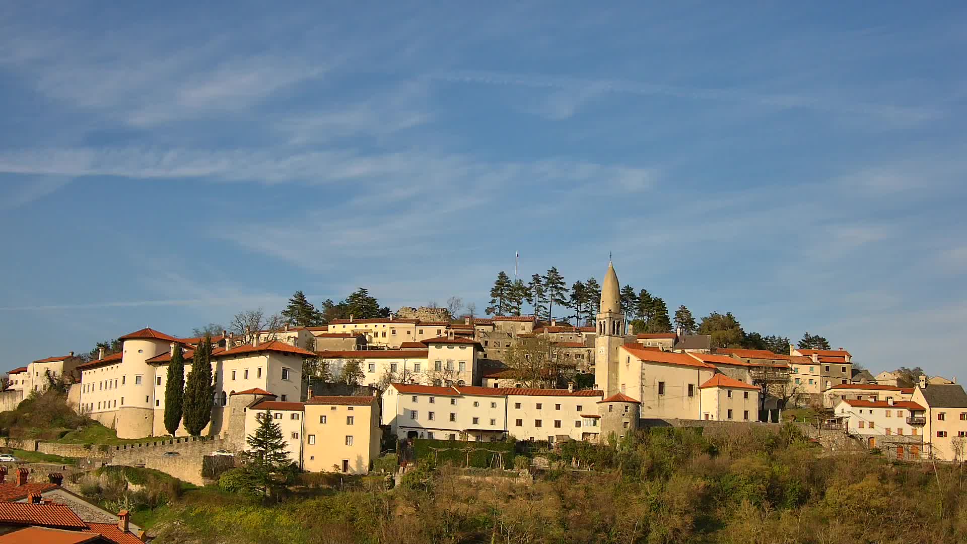 Štanjel v Živo: Odkrijte Srce Krasa