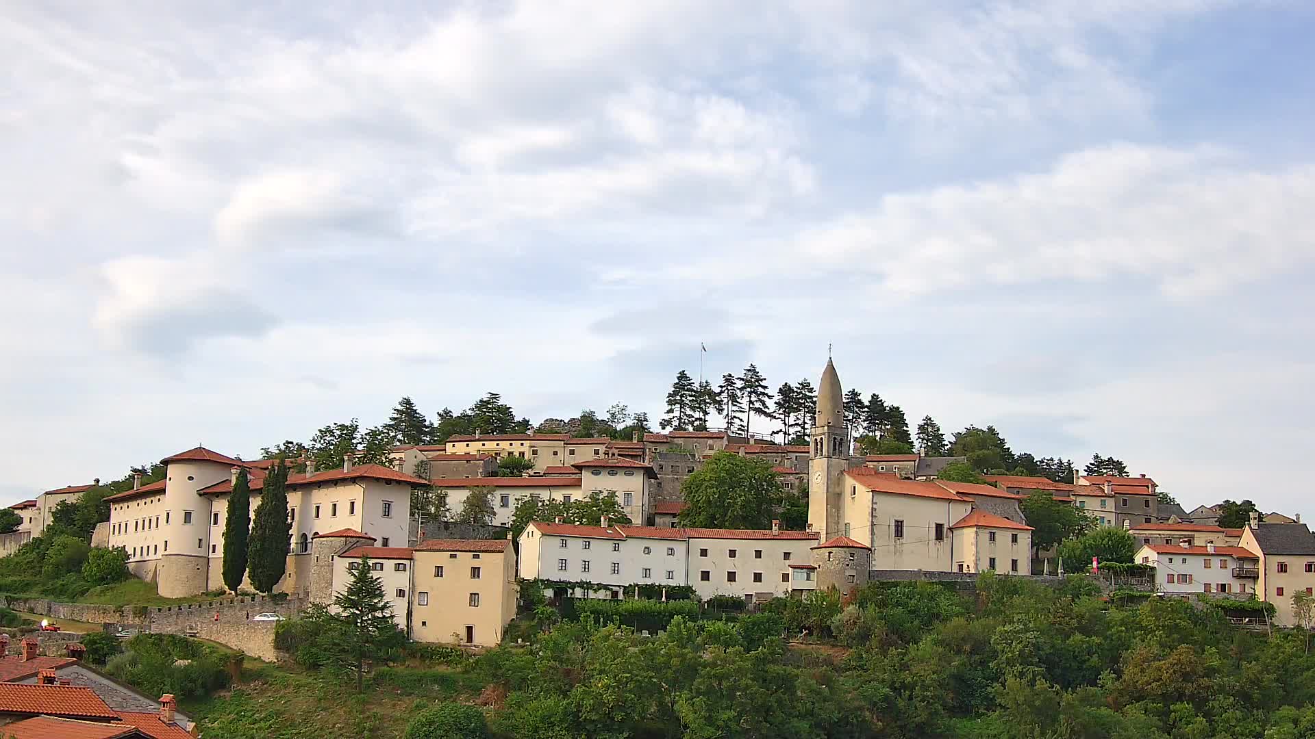 Štanjel v Živo: Odkrijte Srce Krasa