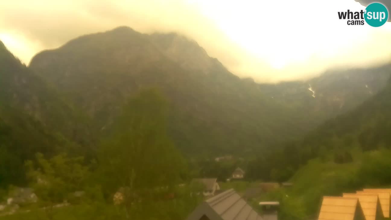 Spletna kamera Trenta – Pogled na Šplevt, Pihavec in Prisojnik