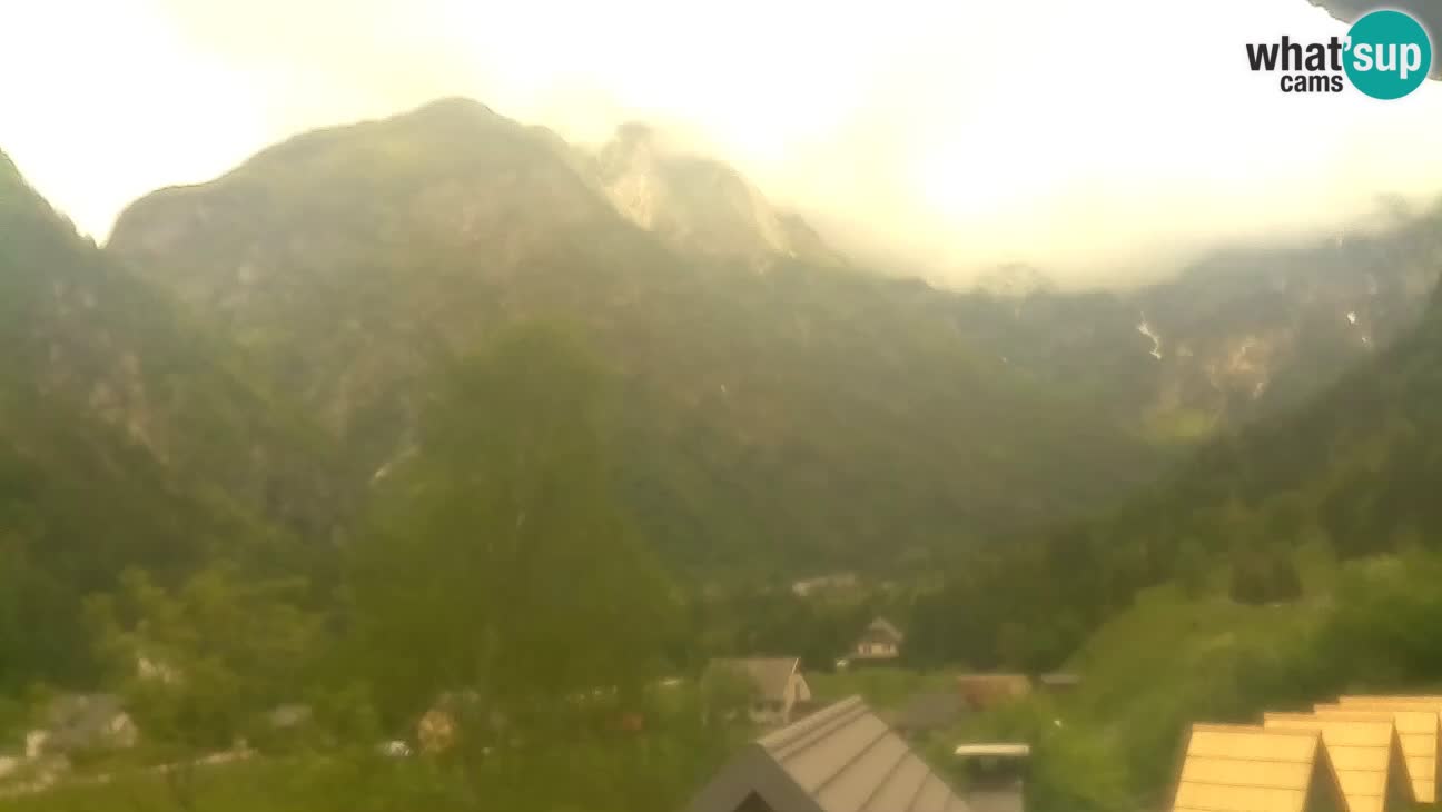Webcam Trenta – View of Šplevt, Pihavec and Prisojnik